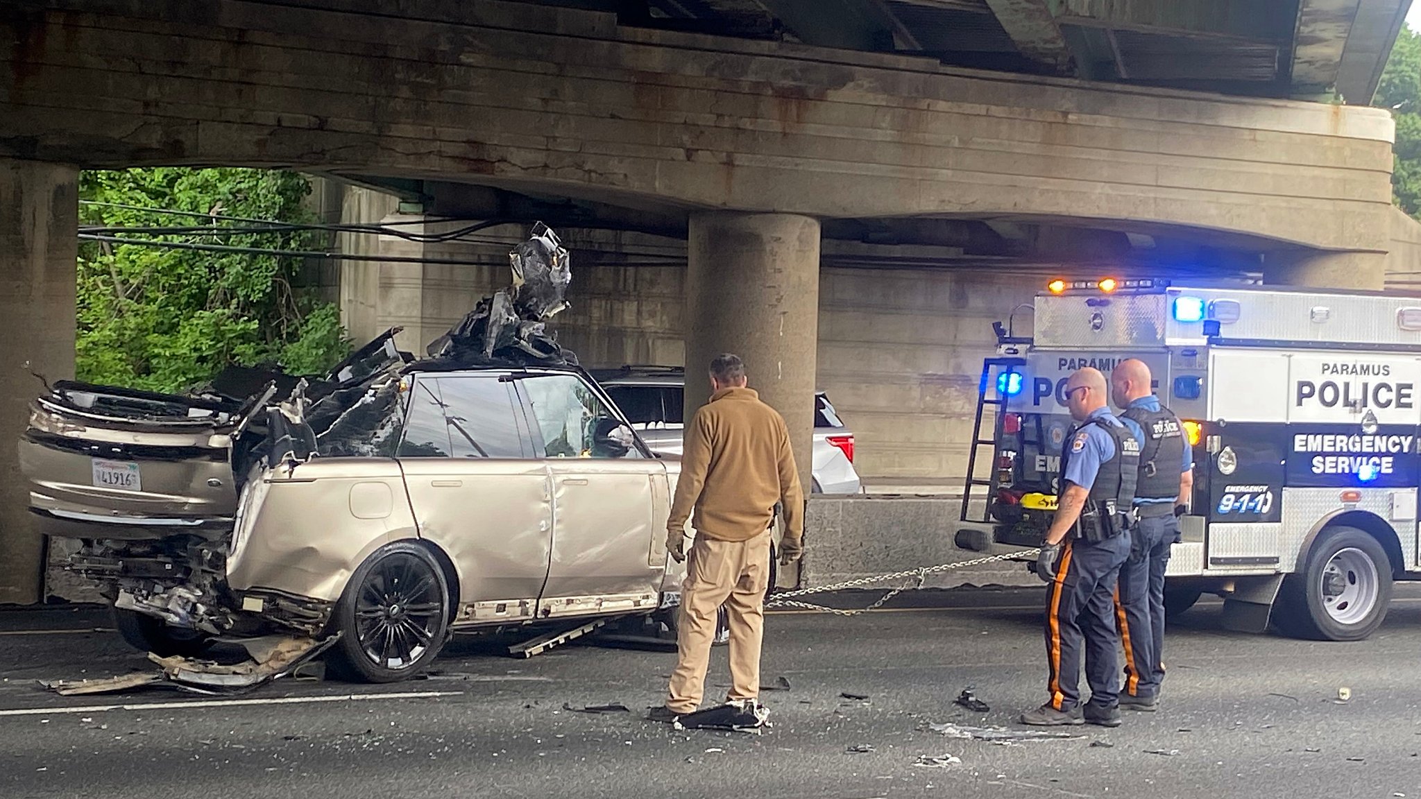 Brand New 2023 Range Rover Decapitated After Falling Off Car Carrier