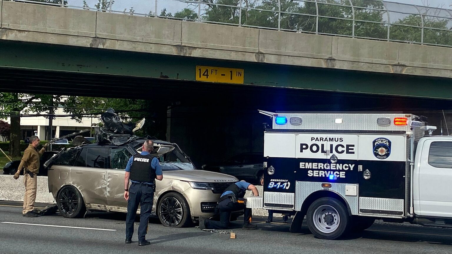 Brand New 2023 Range Rover Decapitated After Falling Off Car Carrier