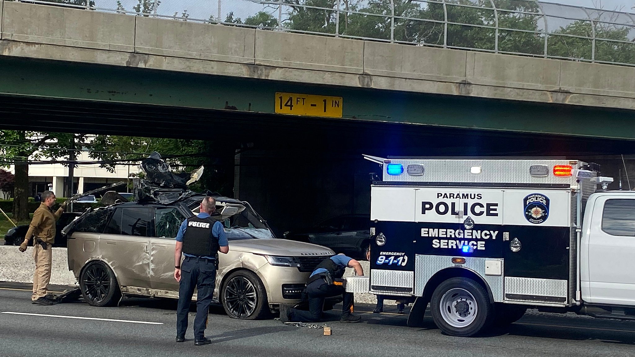 Brand New 2023 Range Rover Decapitated After Falling Off Car Carrier And Colliding With Honda