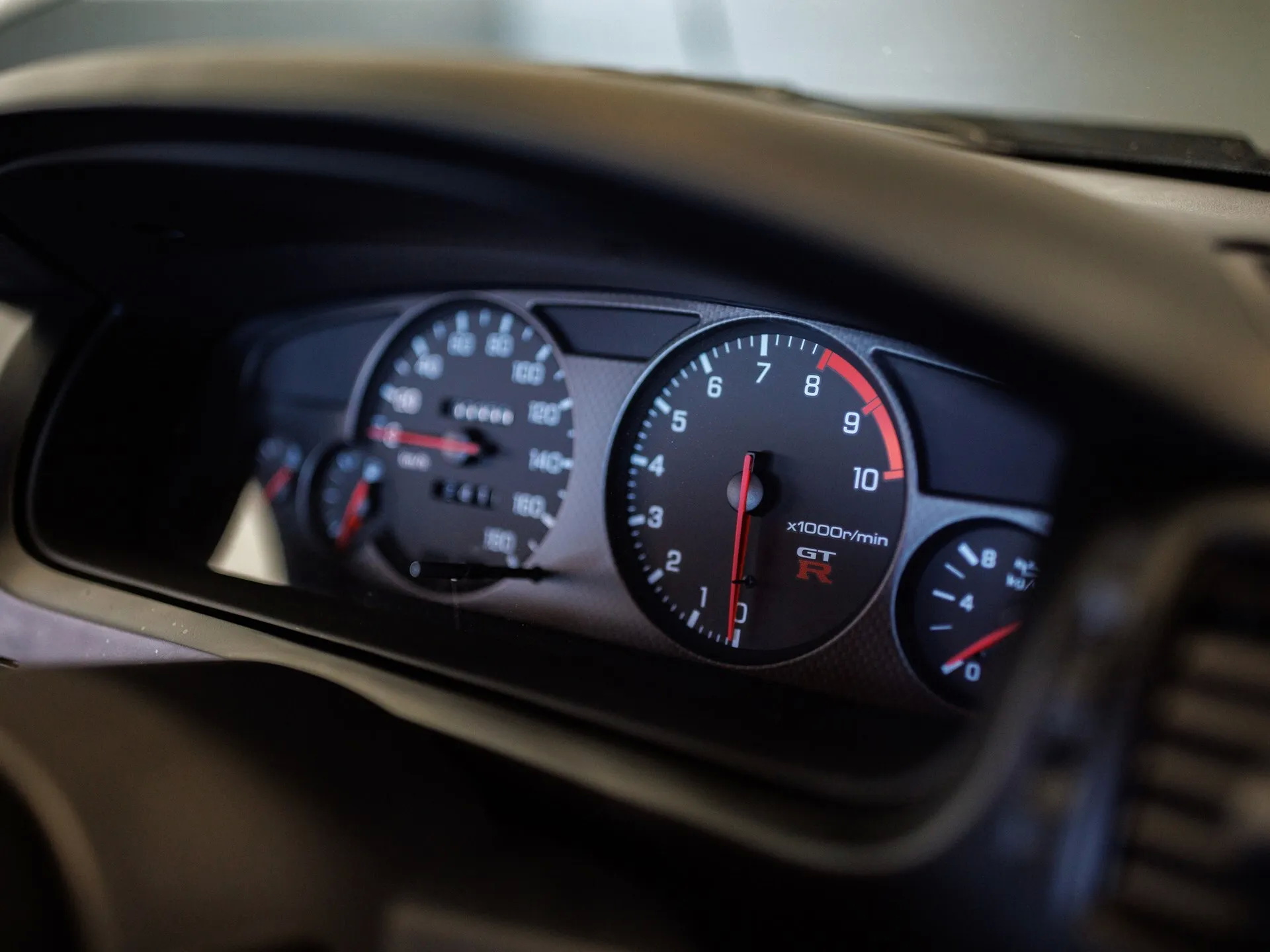 This Midnight Purple R33 Nissan Skyline GT-R With Under 1,000 Miles Is A Rolling Time Capsule From 1995