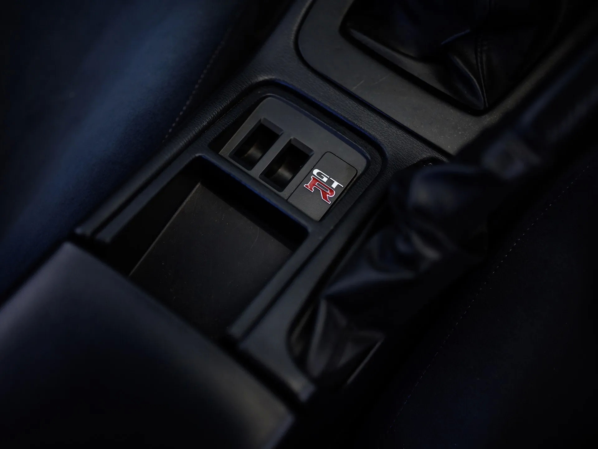 This Midnight Purple R33 Nissan Skyline GT-R With Under 1,000 Miles Is A Rolling Time Capsule From 1995