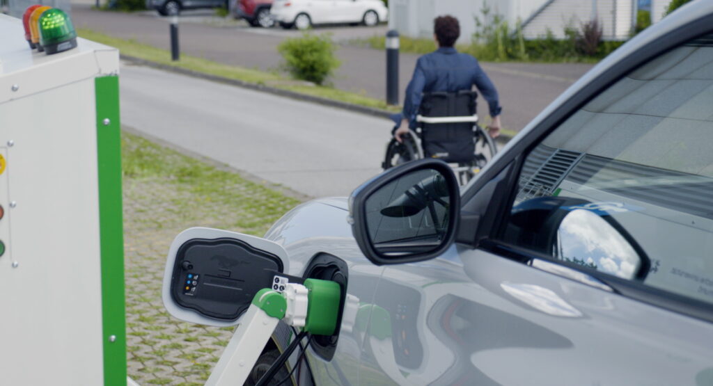  Ford Shows Off Prototype Charging Station That Automatically Plugs In To Your EV