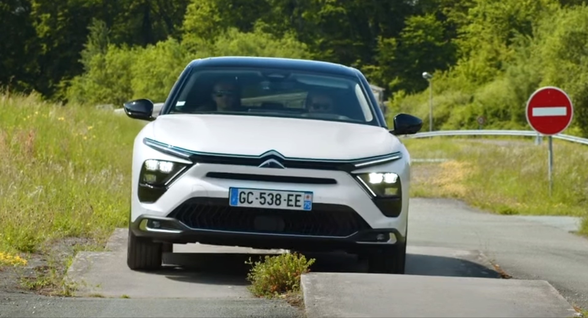 Watch The Citroen C5 X’s Advanced Comfort Active Suspension In Action