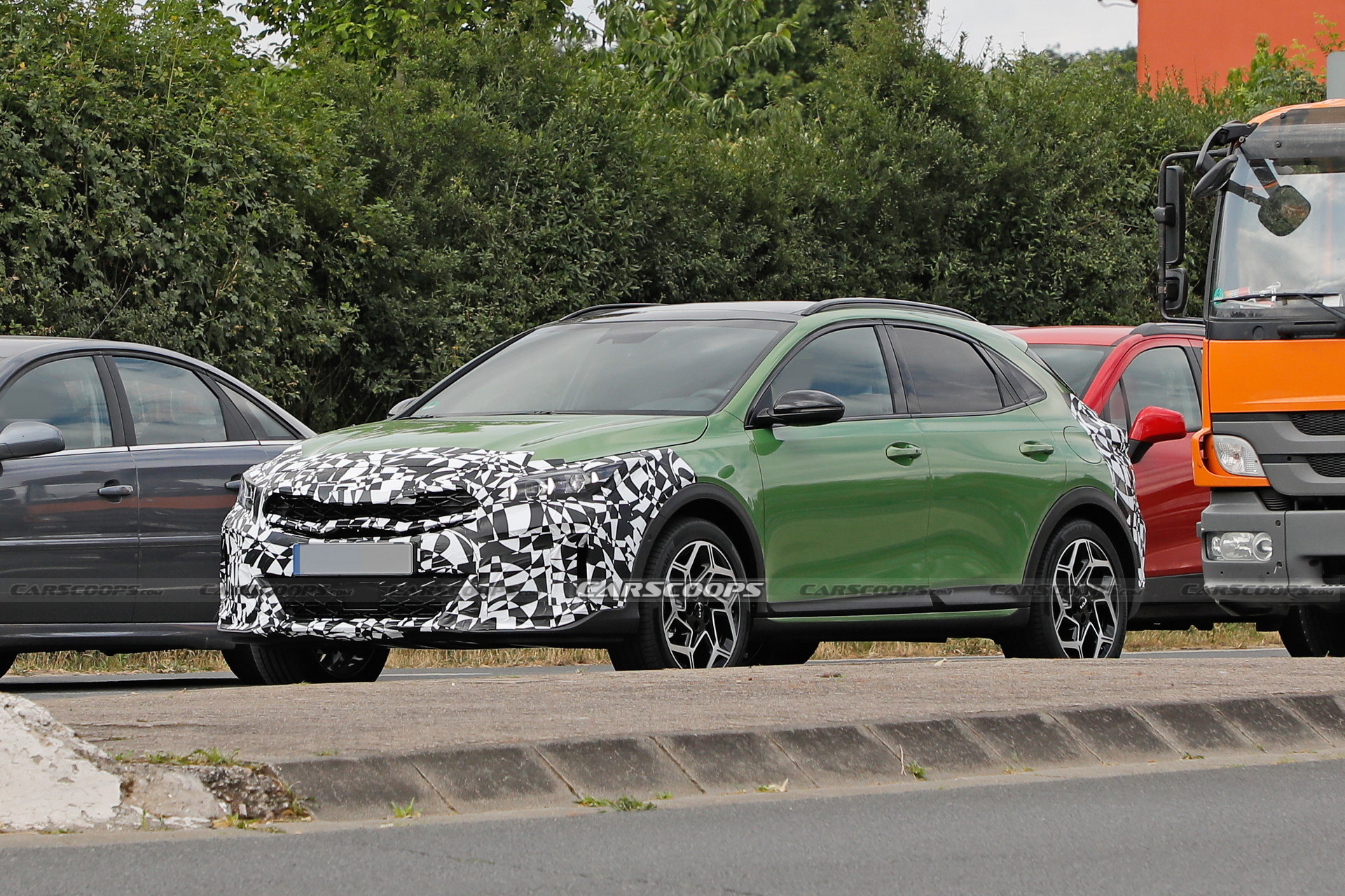 Kia XCeed Facelift Spied Flaunting Its Modern LEDs, Days Before Its Debut