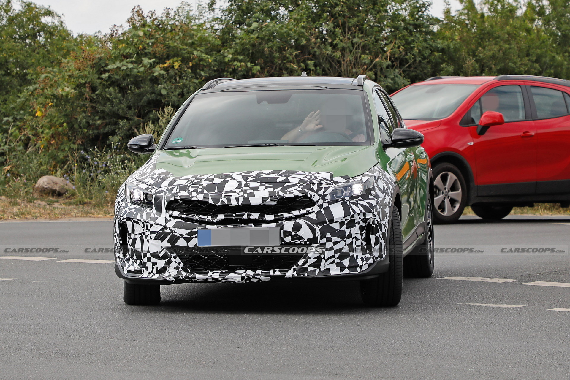 Kia XCeed Facelift Spied Flaunting Its Modern LEDs, Days Before Its Debut