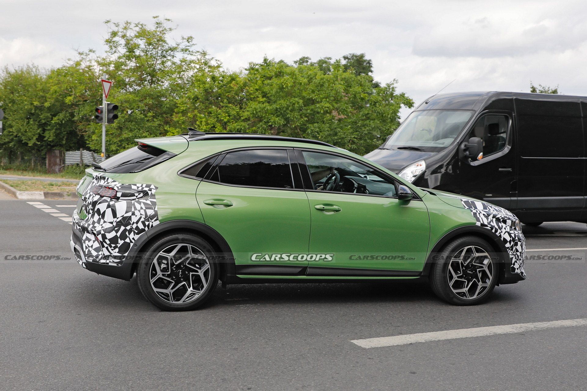 Kia XCeed Facelift Spied Flaunting Its Modern LEDs, Days Before Its Debut