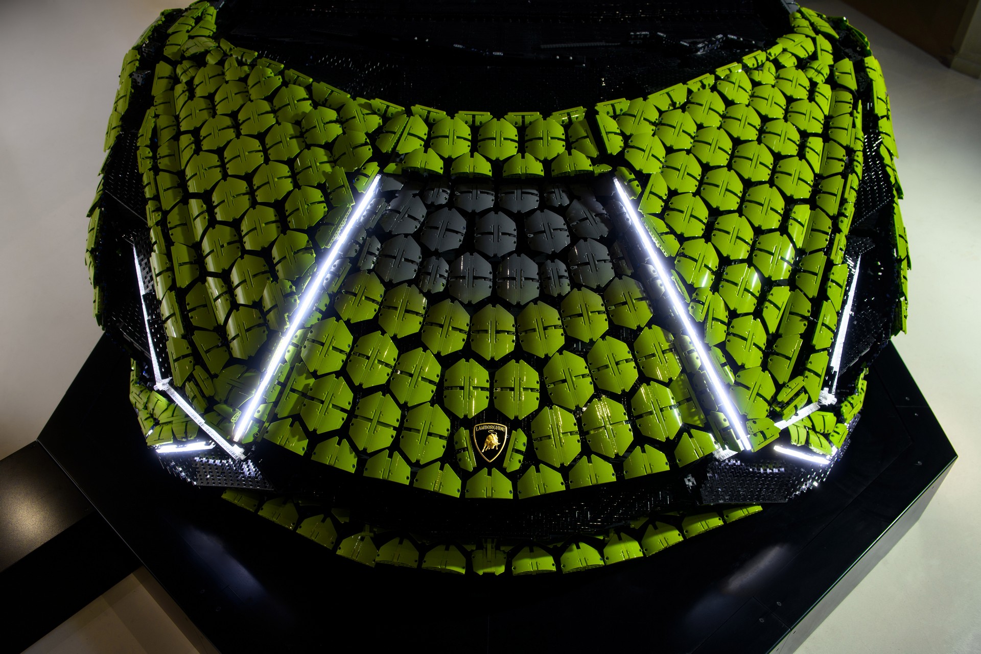 1:1 Scale LEGO Technic Lamborghini Sián FKP 37 Goes On Display, Made Out Of 400,000+ Pieces