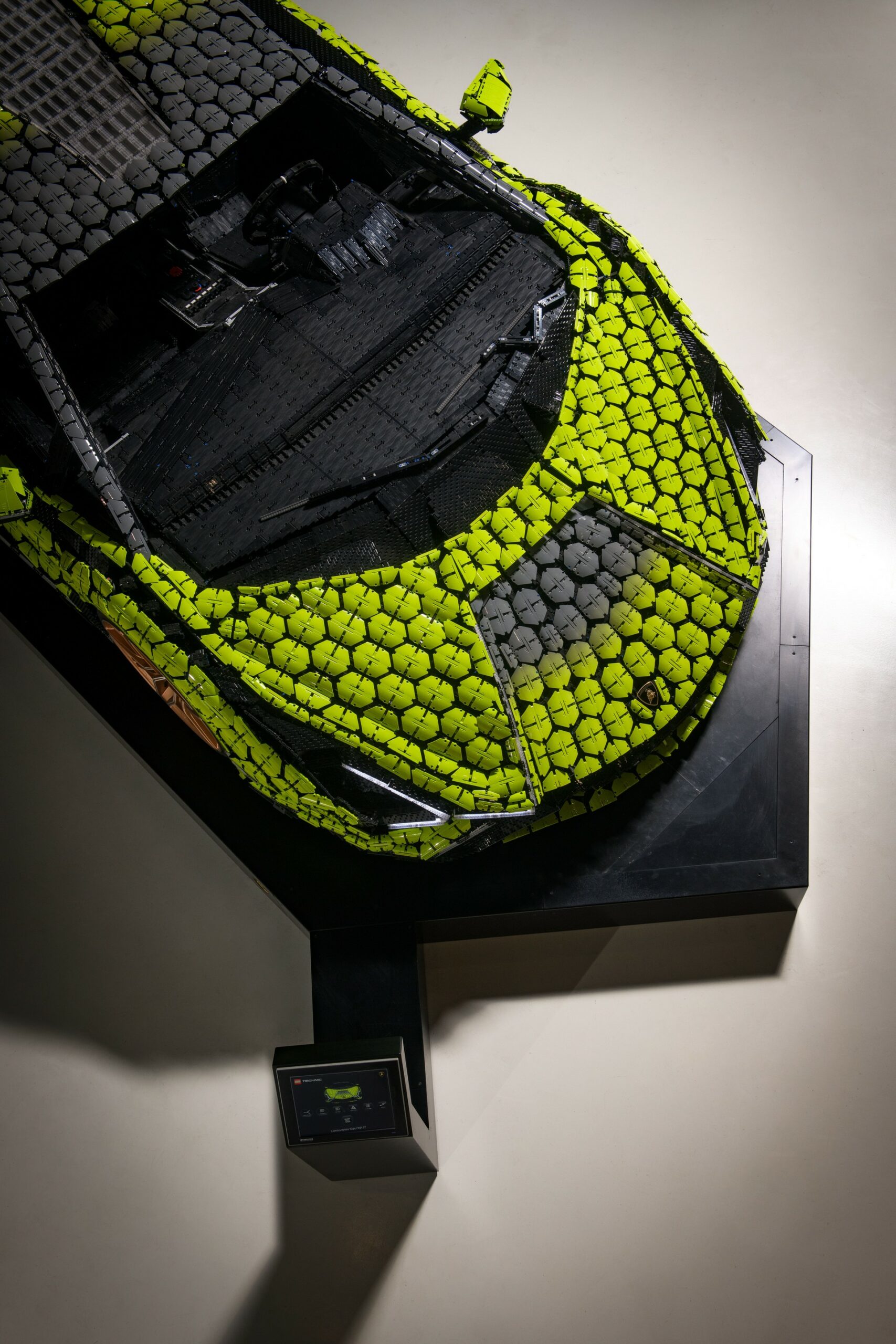 1:1 Scale LEGO Technic Lamborghini Sián FKP 37 Goes On Display, Made Out Of 400,000+ Pieces