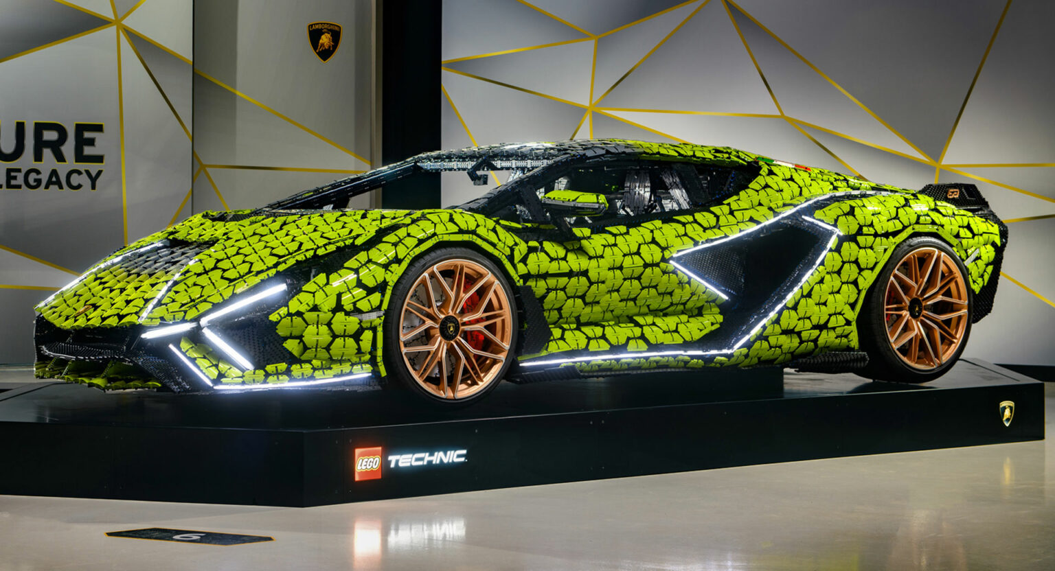 1:1 Scale LEGO Technic Lamborghini Sián FKP 37 Goes On Display, Made ...