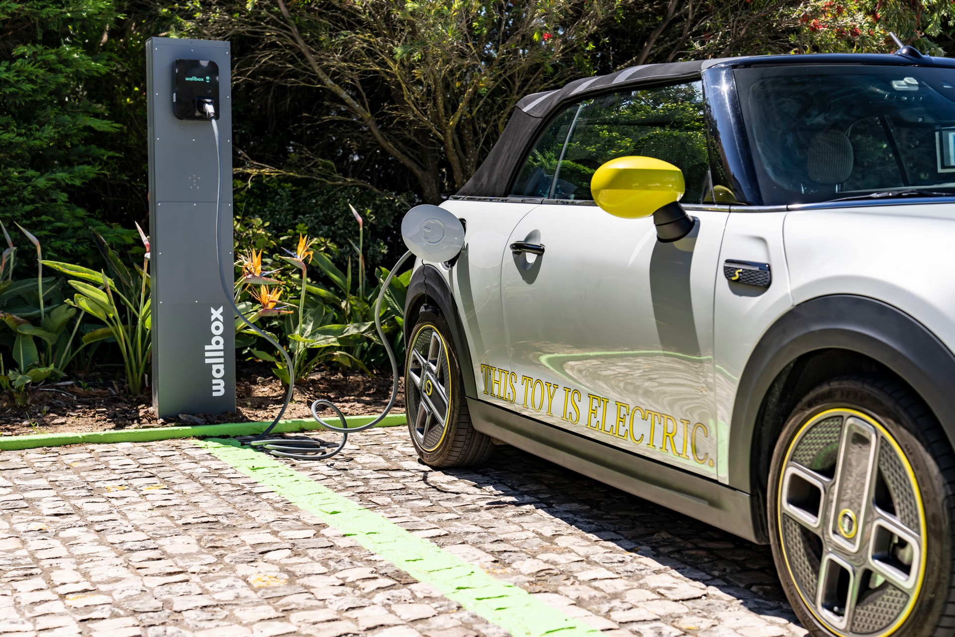 Mini Cooper SE Convertible Is A One-Off EV Built For Enthusiasts