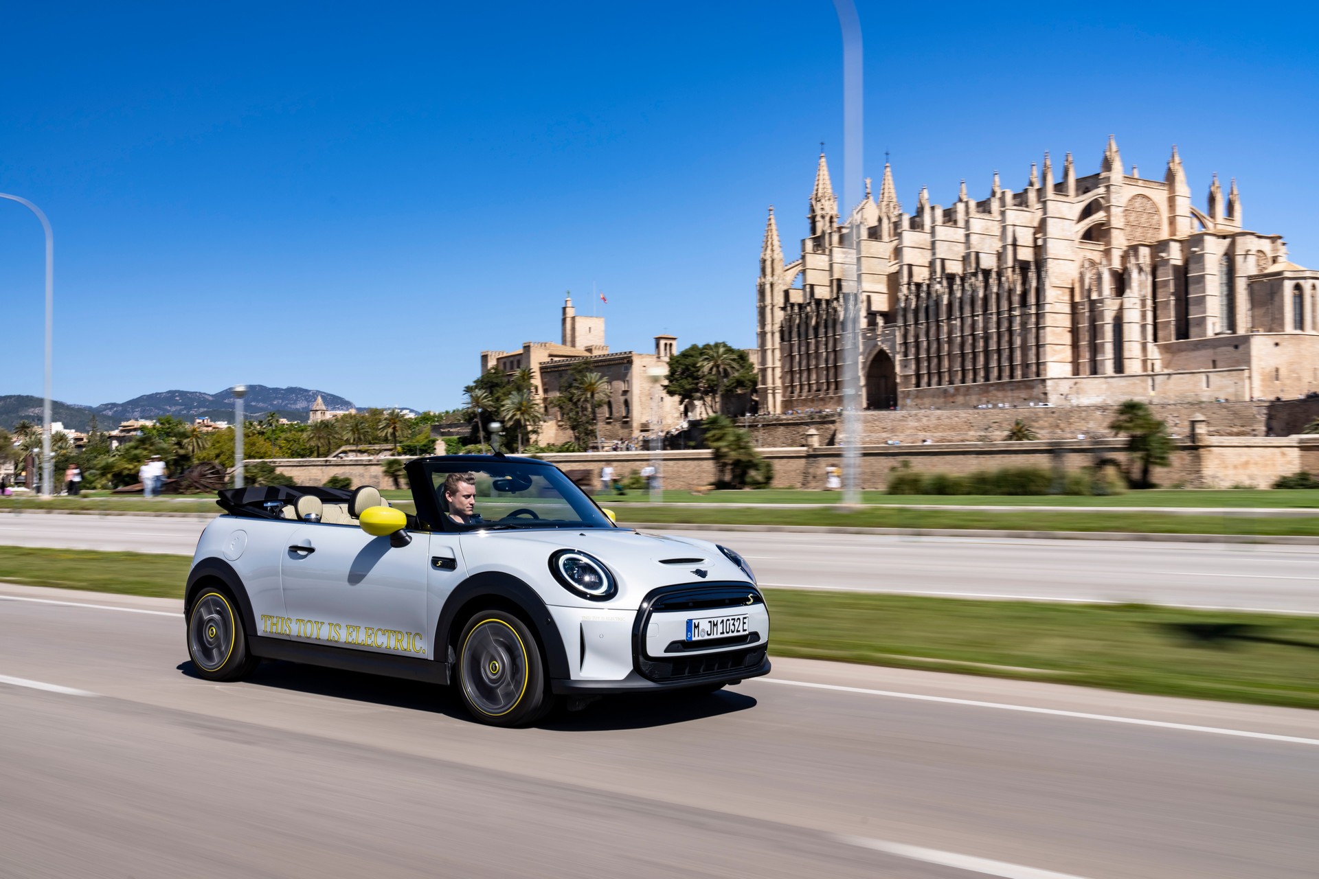Mini Cooper SE Convertible Is A One-Off EV Built For Enthusiasts