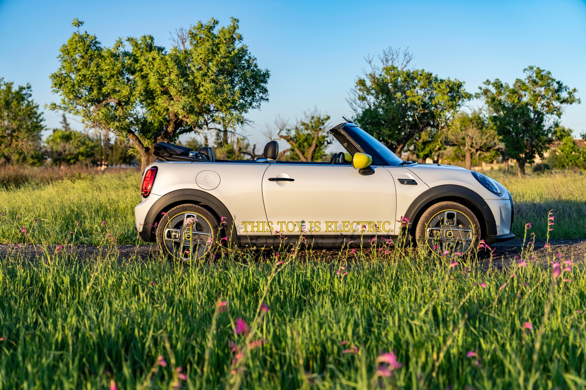 Mini Cooper SE Convertible Is A One-Off EV Built For Enthusiasts