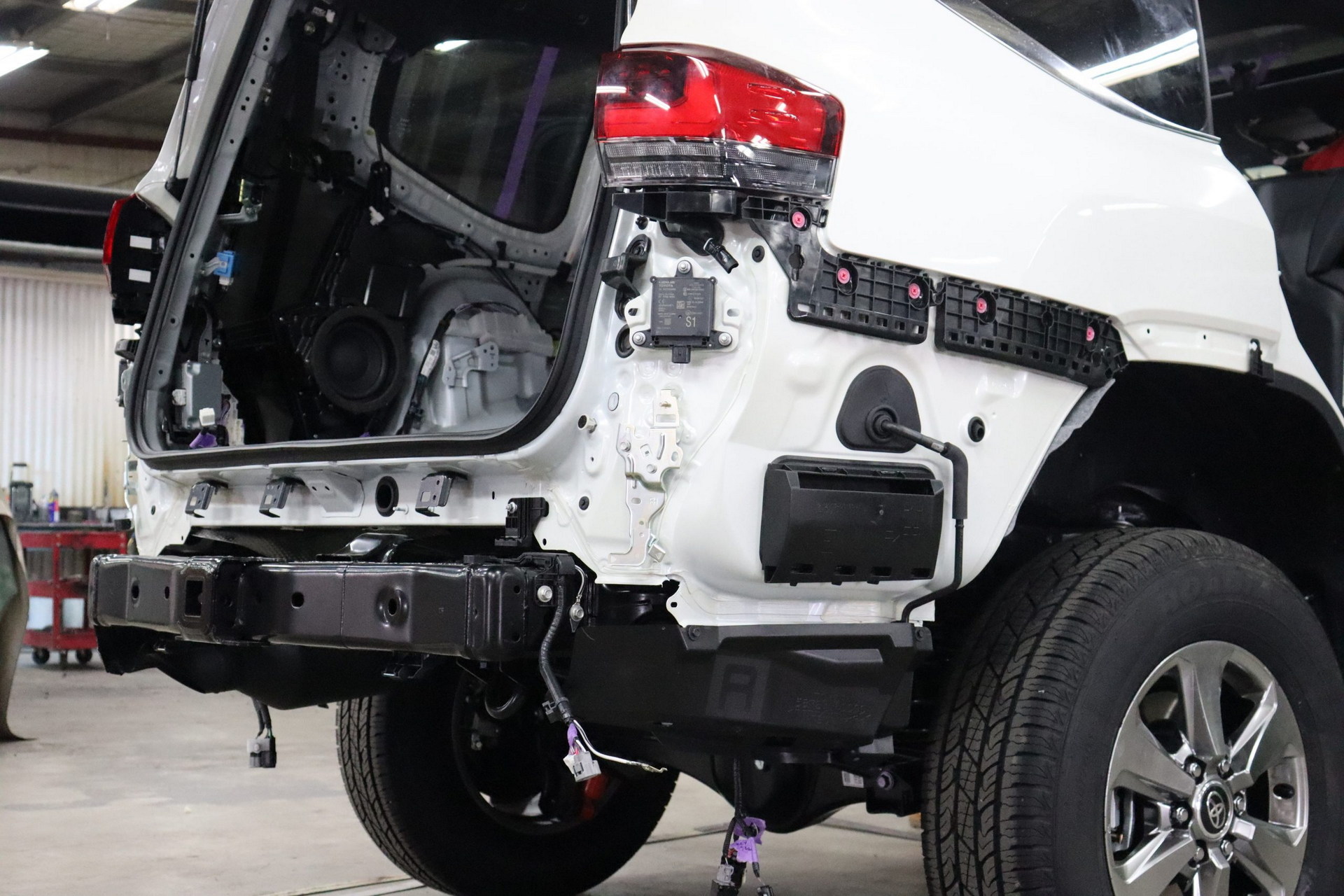 New Toyota Land Cruiser Converted In Dual-Cab Pickup By Aussies