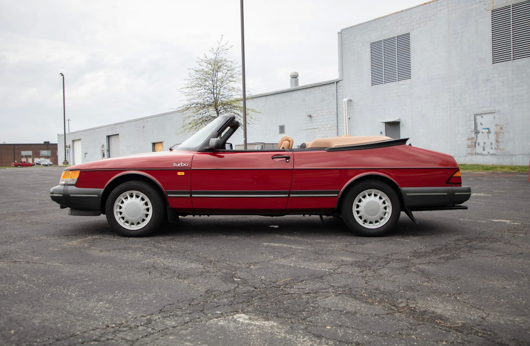 This 246-Mile Saab 900 Turbo Convertible Just Sold For More Than A 2023 Corvette Z06
