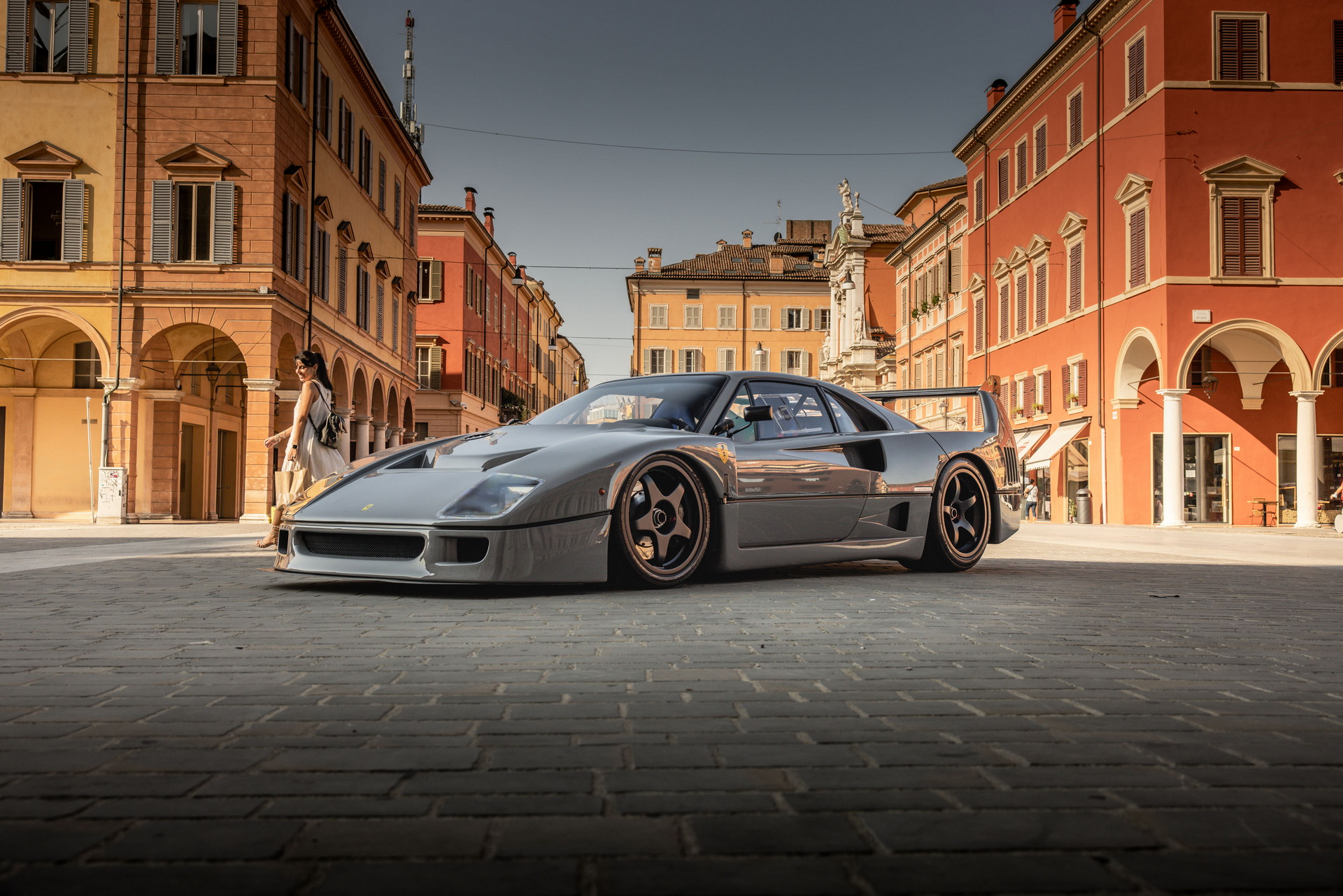 Jaw-Dropping Ferrari F40 In Grigio Nardo With Around 1,000 HP Goes Under The Hammer