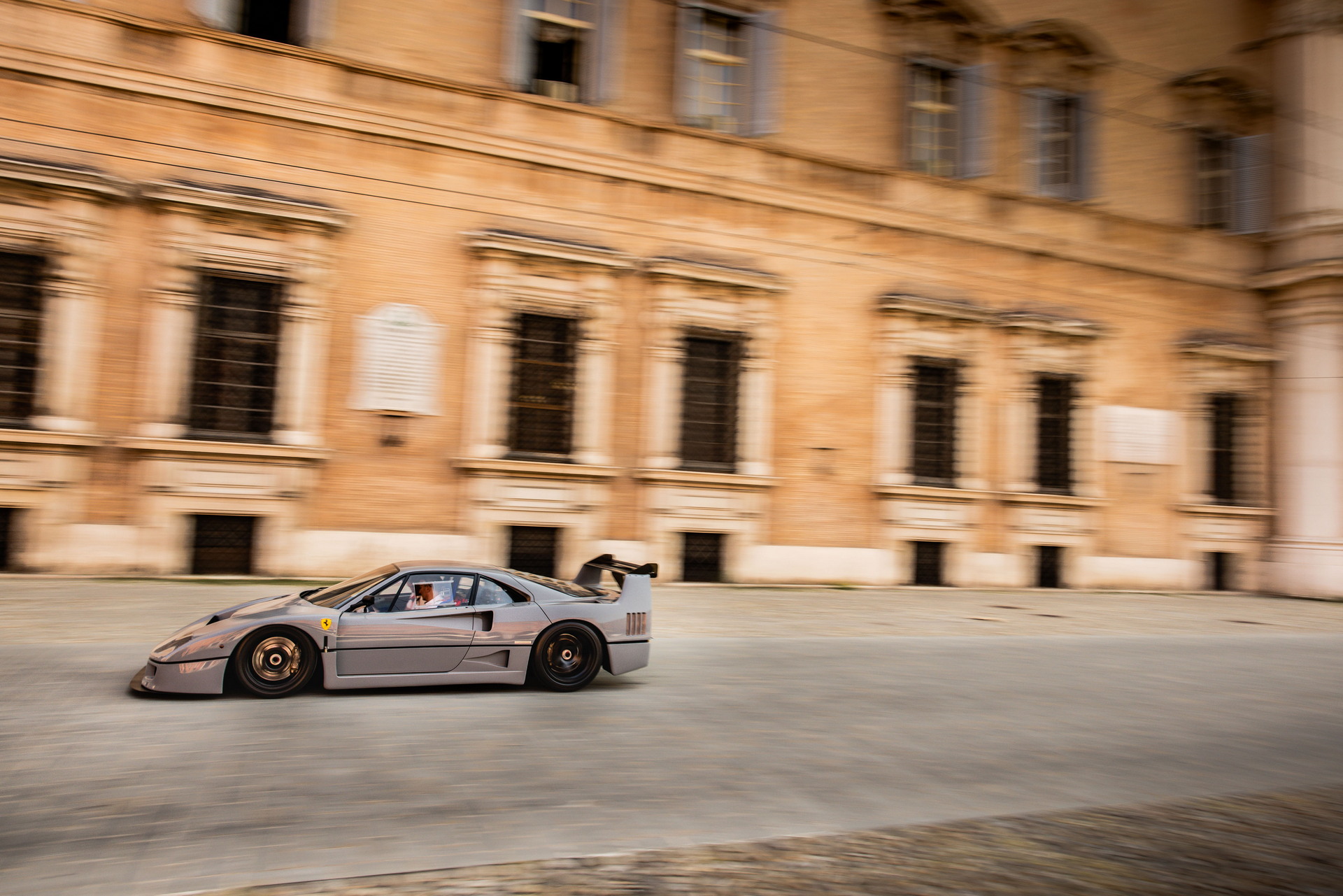 Jaw-Dropping Ferrari F40 In Grigio Nardo With Around 1,000 HP Goes Under The Hammer