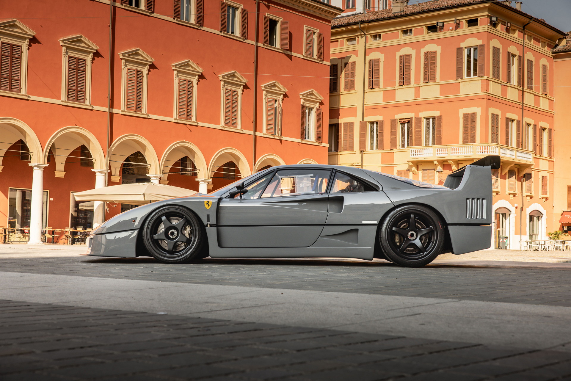 Jaw-Dropping Ferrari F40 In Grigio Nardo With Around 1,000 HP Goes Under The Hammer