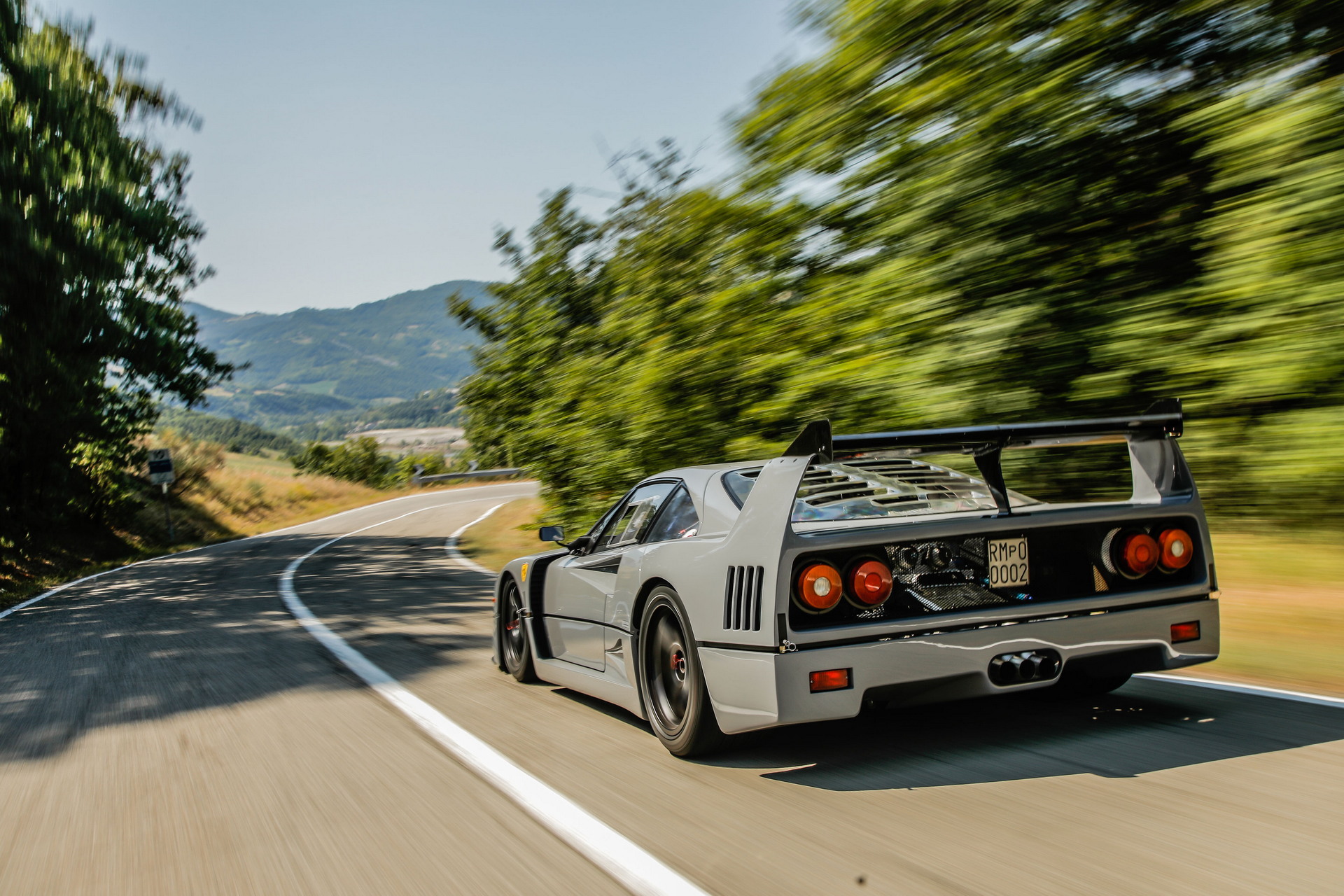 Jaw-Dropping Ferrari F40 In Grigio Nardo With Around 1,000 HP Goes Under The Hammer