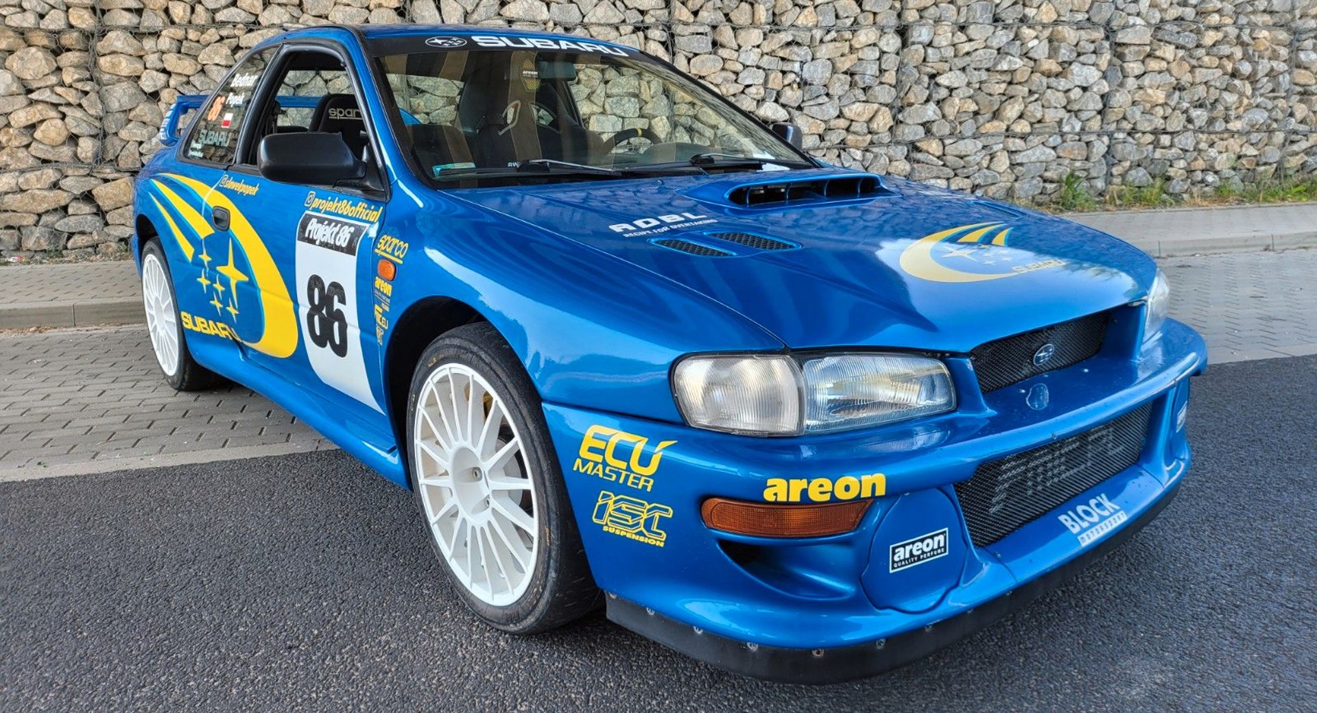 Sentez-vous comme un pilote WRC avec cette Subaru Impreza à deux portes modifiée