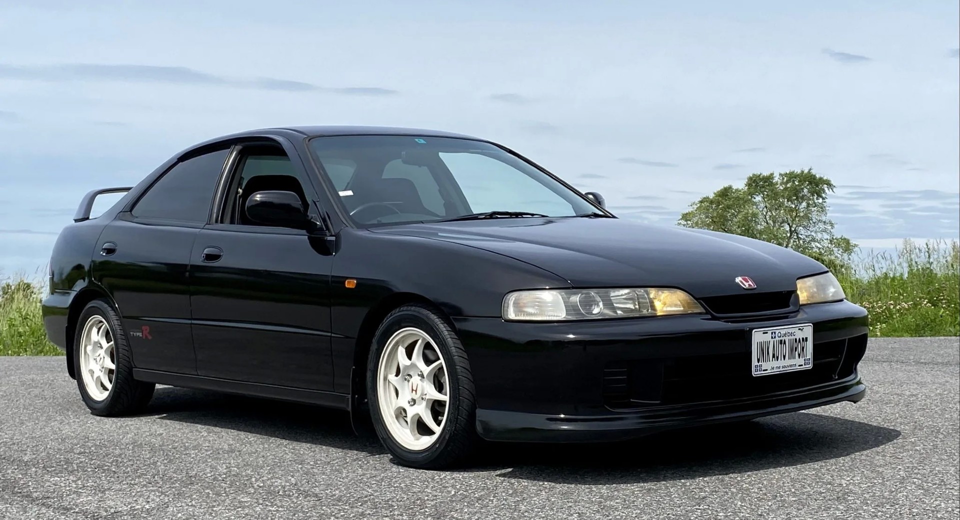 werknemer geduldig Belichamen This Four-Door 1997 Honda Integra Type R Will Get You More Attention Than  The New One | Carscoops