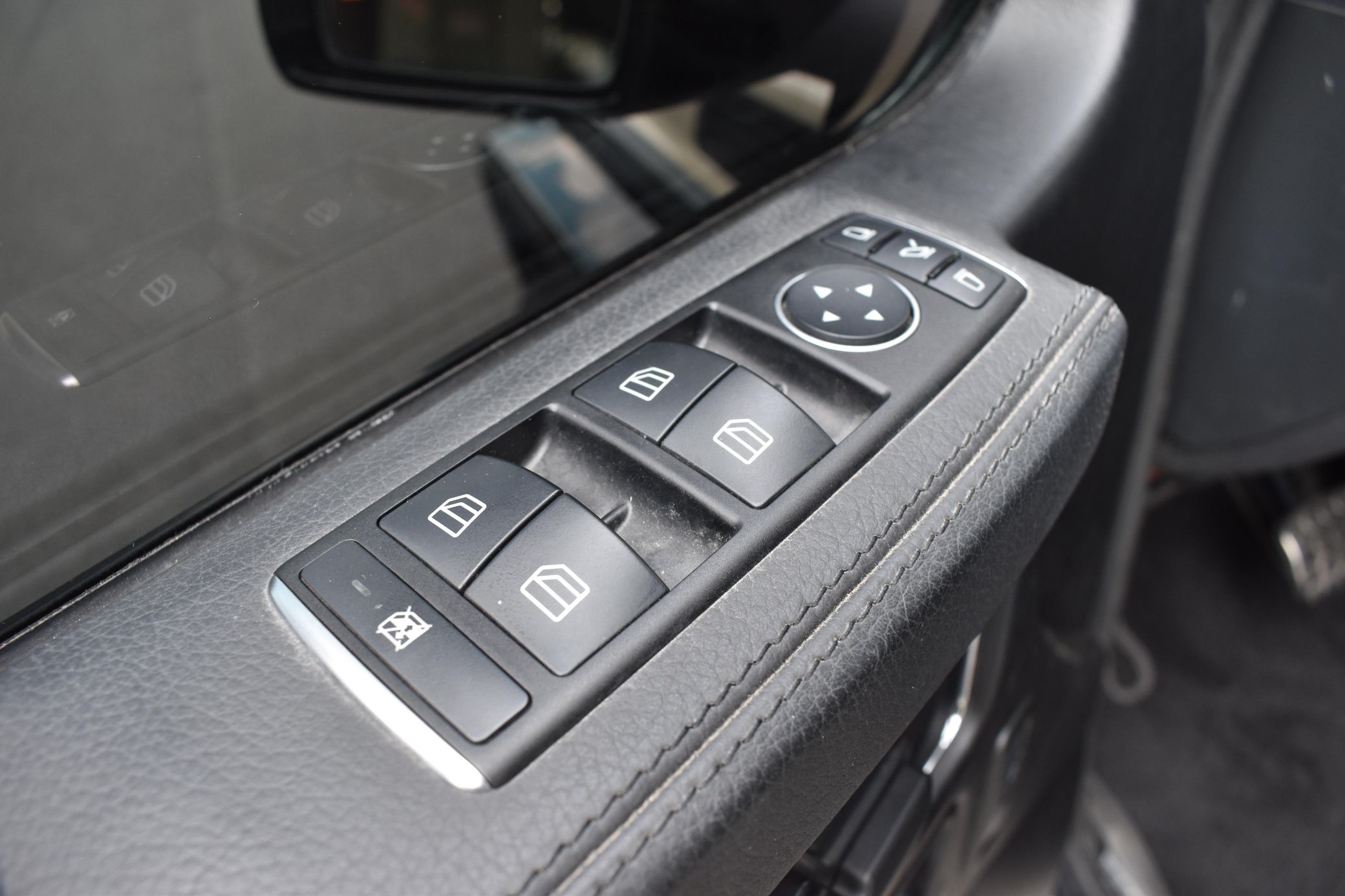 This Beige 2017 Mercedes-Benz G550 Six-Wheeler Up For Auction Is Anything But Boring