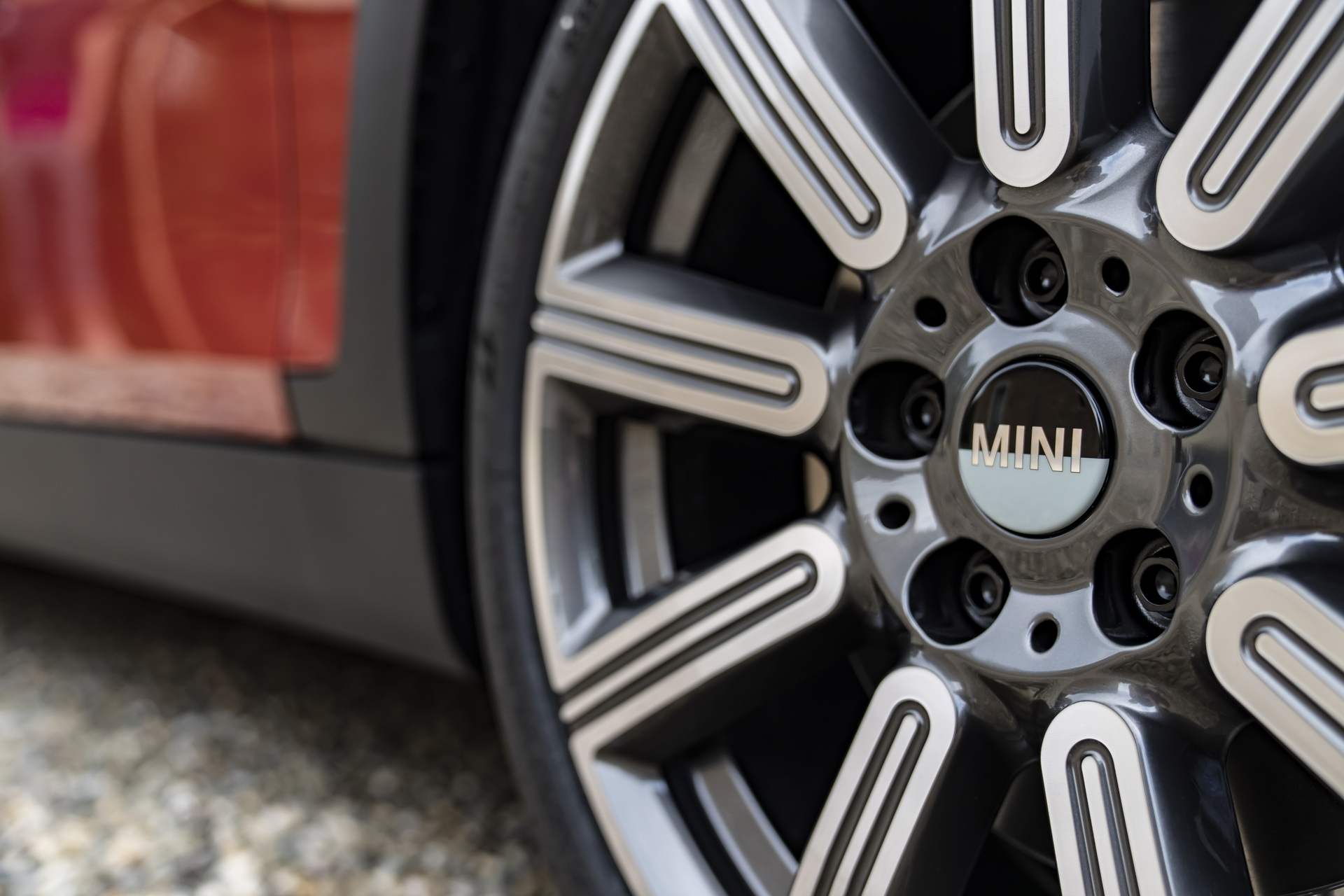 Mini Multitone Edition Brings Color Gradient To Roof Of Mini 3 Door, 5 Door, And Clubman