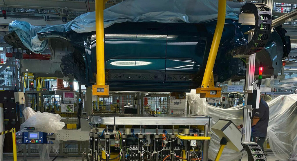  Fisker’s Advanced Robots Can Install Ocean’s Battery In Less Than 2 Minutes