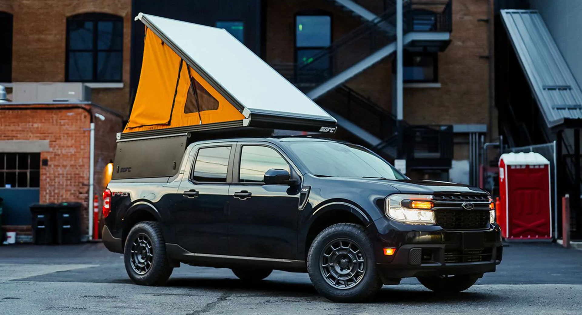 Allez Overlanding avec cette tente pop-up de 7 700 $ pour le Ford Maverick