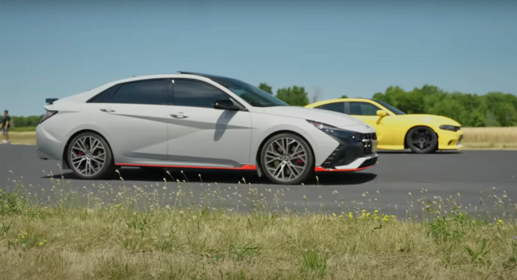  Dodge Charger Hemi 5.7 Gets A Rude Awakening While Racing Hyundai Elantra N