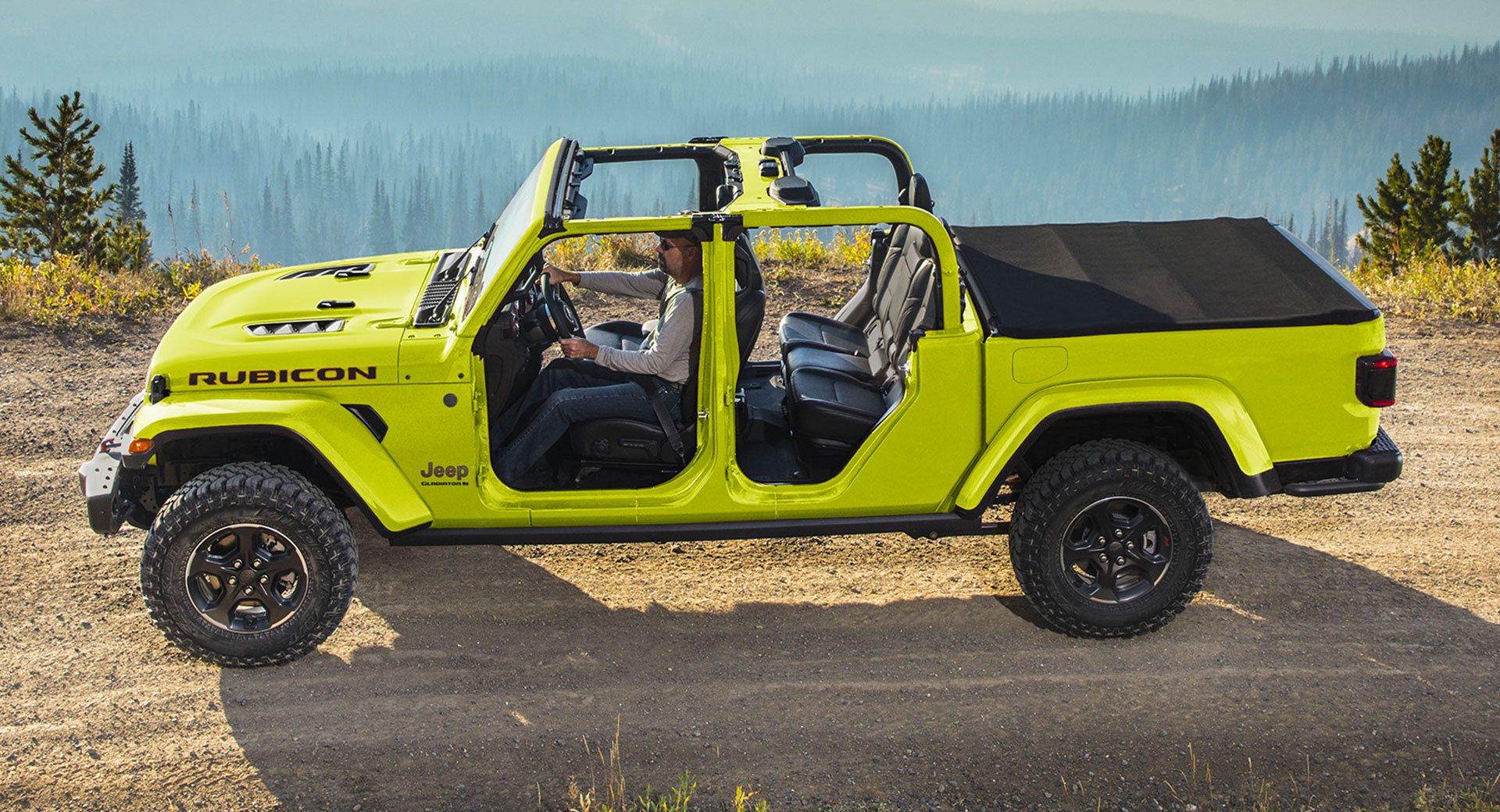 Le Jeep Gladiator 2023 a un impact avec la peinture jaune à haute vélocité