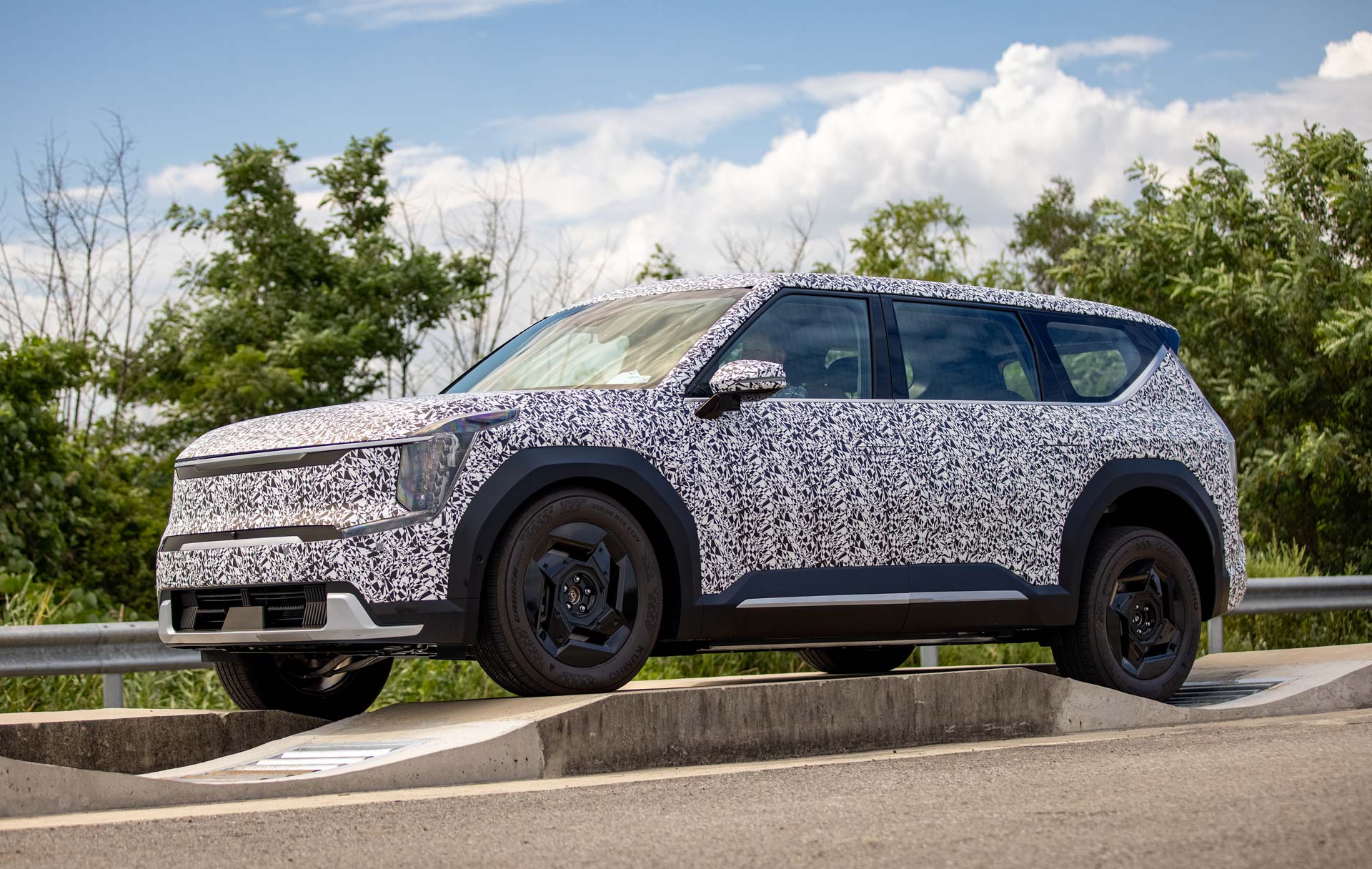 Kia Shows Production EV9 SUV Training For Early 2023 Debut