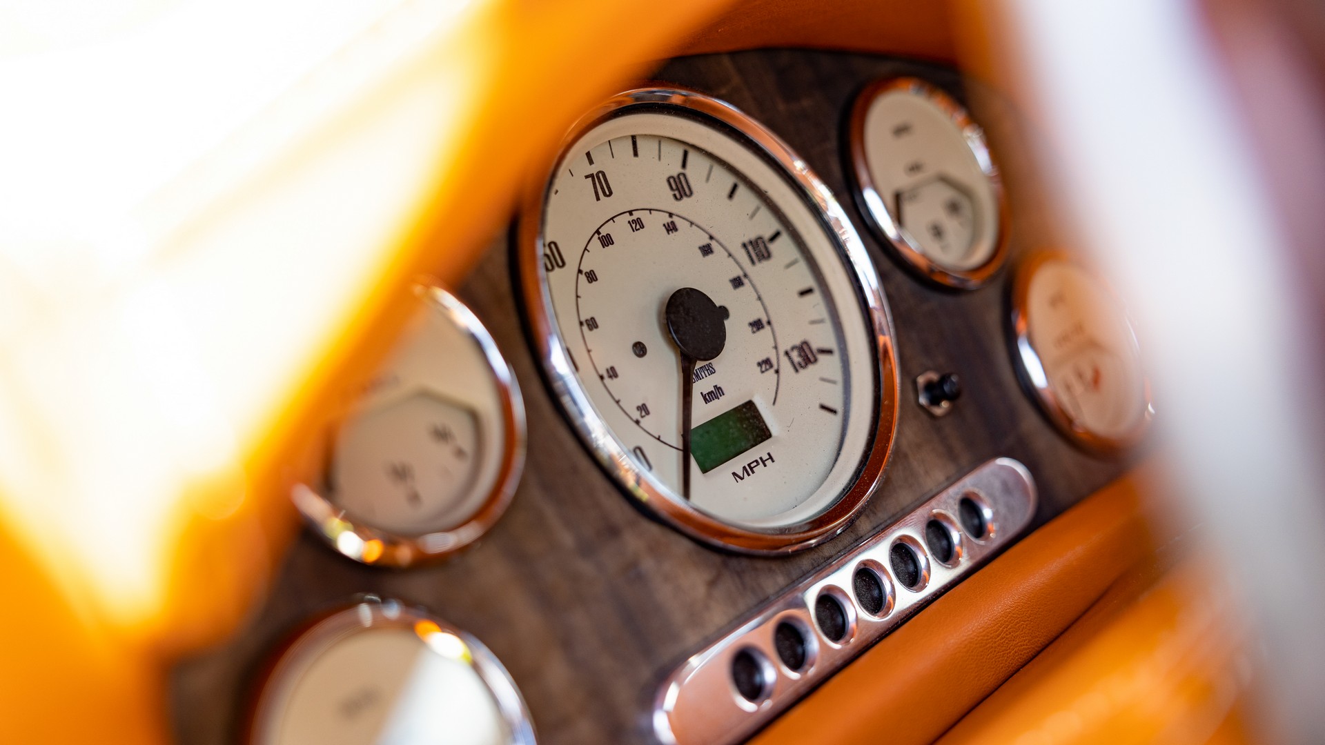 LT1-Powered Land Rover Defender 90 Will Make You Forget About The New One