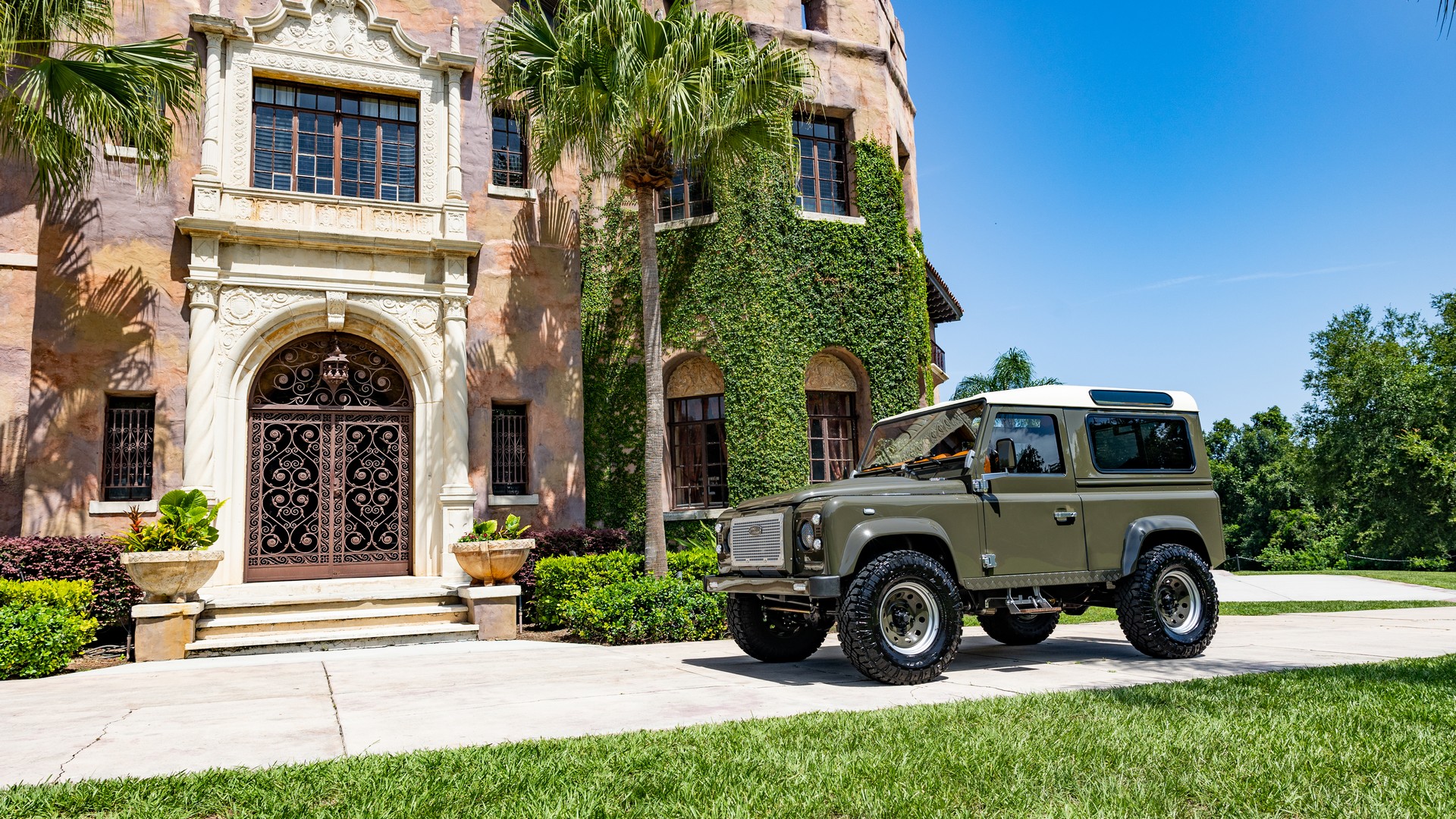 LT1-Powered Land Rover Defender 90 Will Make You Forget About The New One