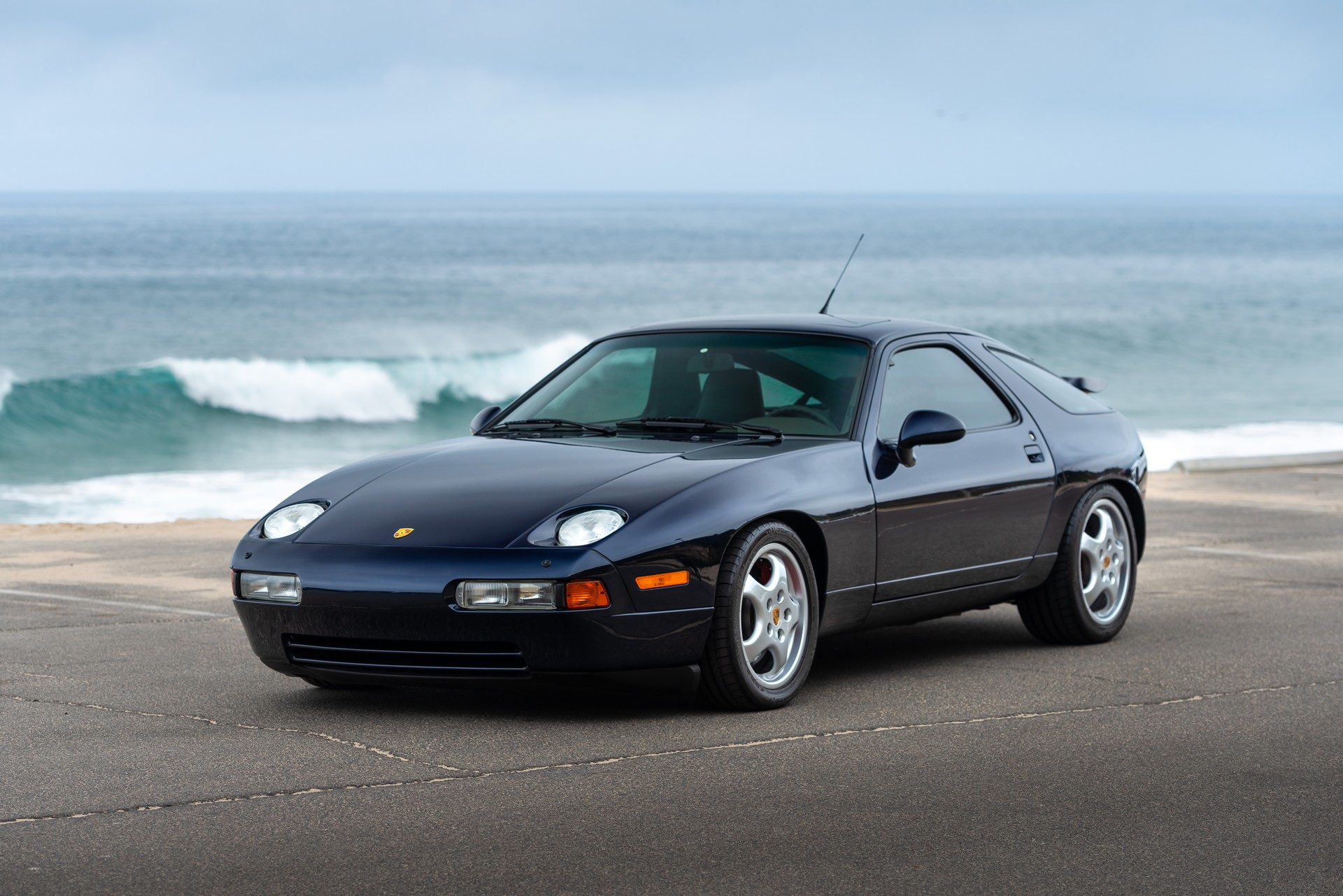 Manual Porsche 928 GTS Will Make You Want To Shift Back To The 1990s And Sing Blue Da Ba Dee