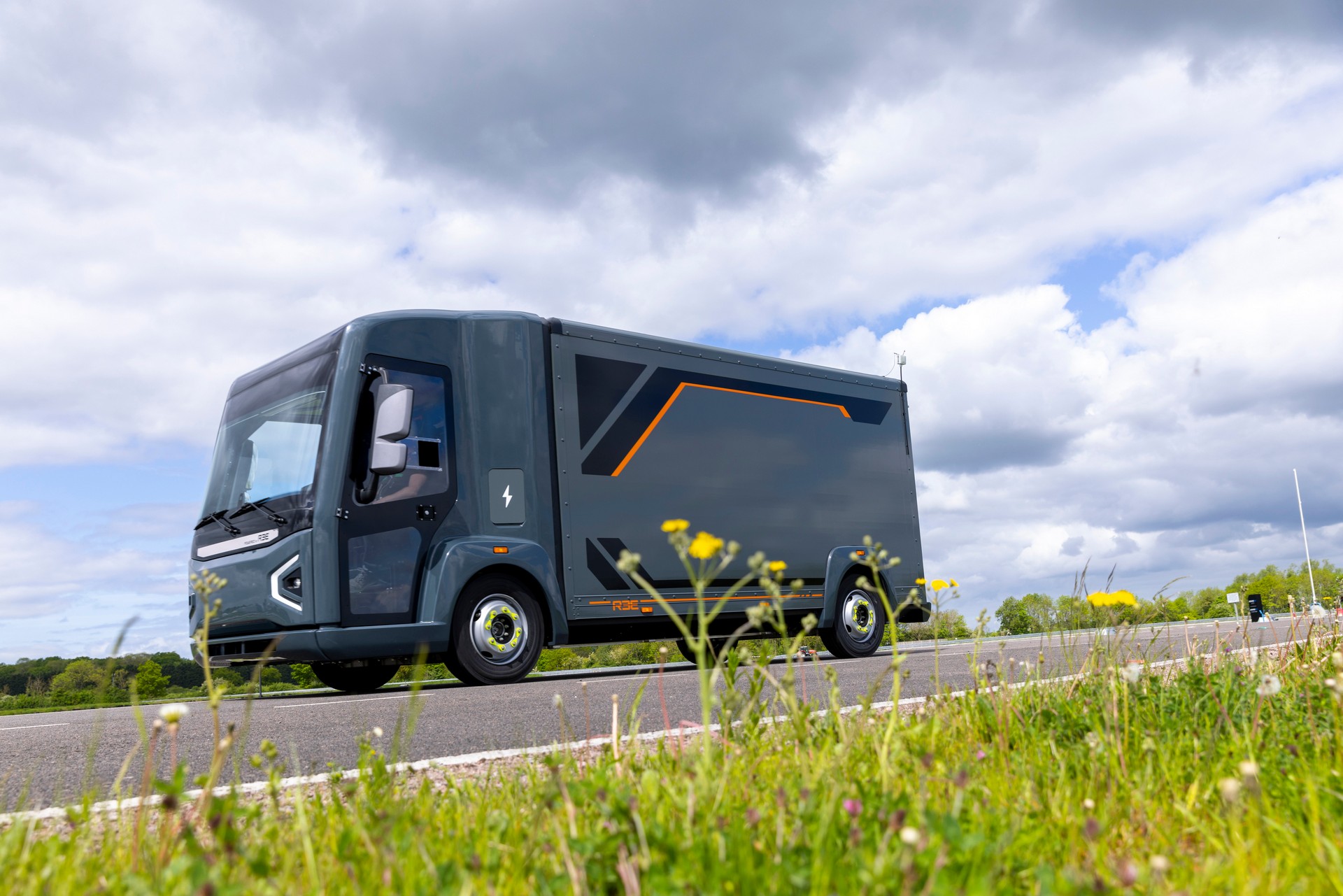 REE P7-B Debuts As An Electric Class 3 Box Truck With AWD And 150 Miles Of Range