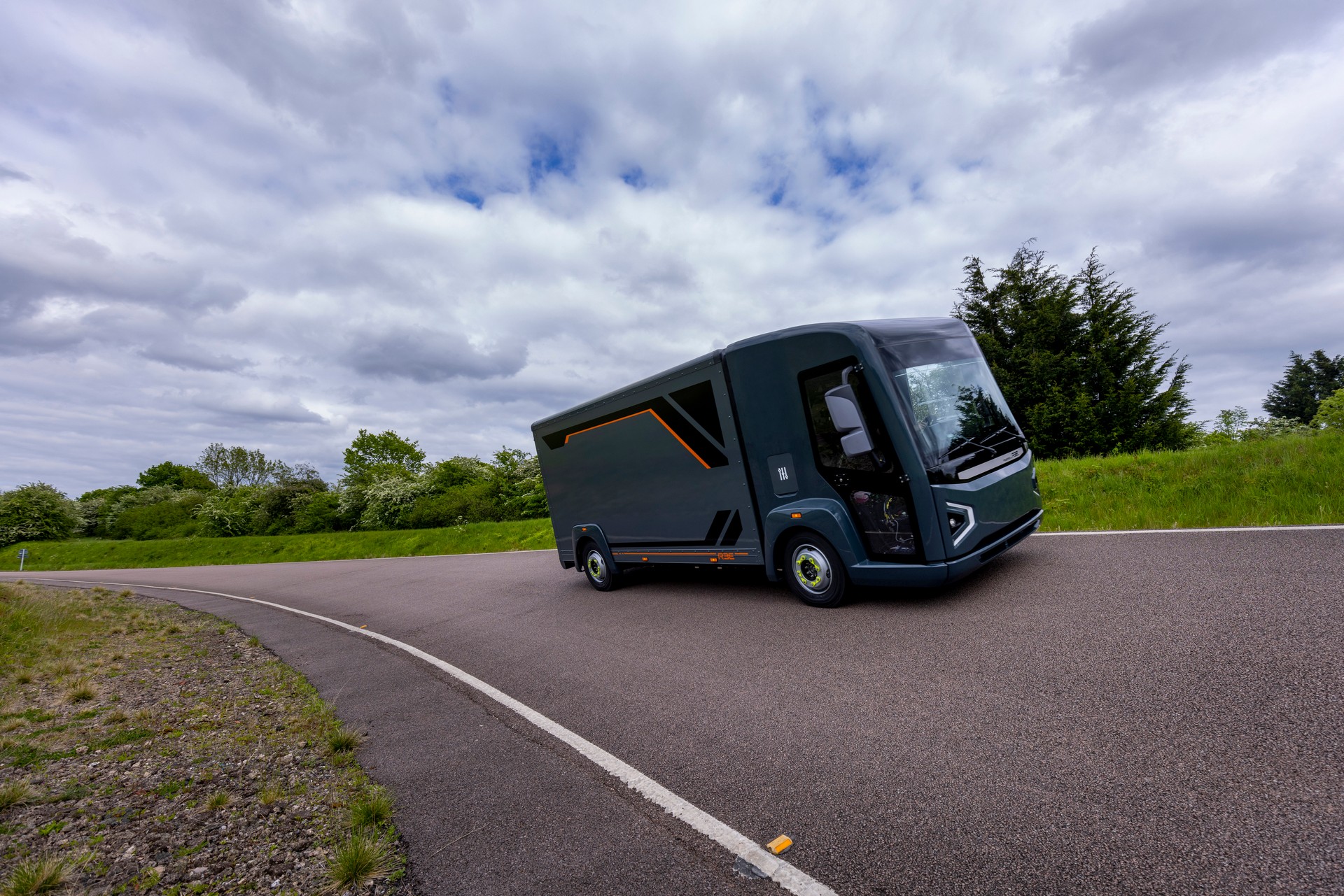 REE P7-B Debuts As An Electric Class 3 Box Truck With AWD And 150 Miles Of Range
