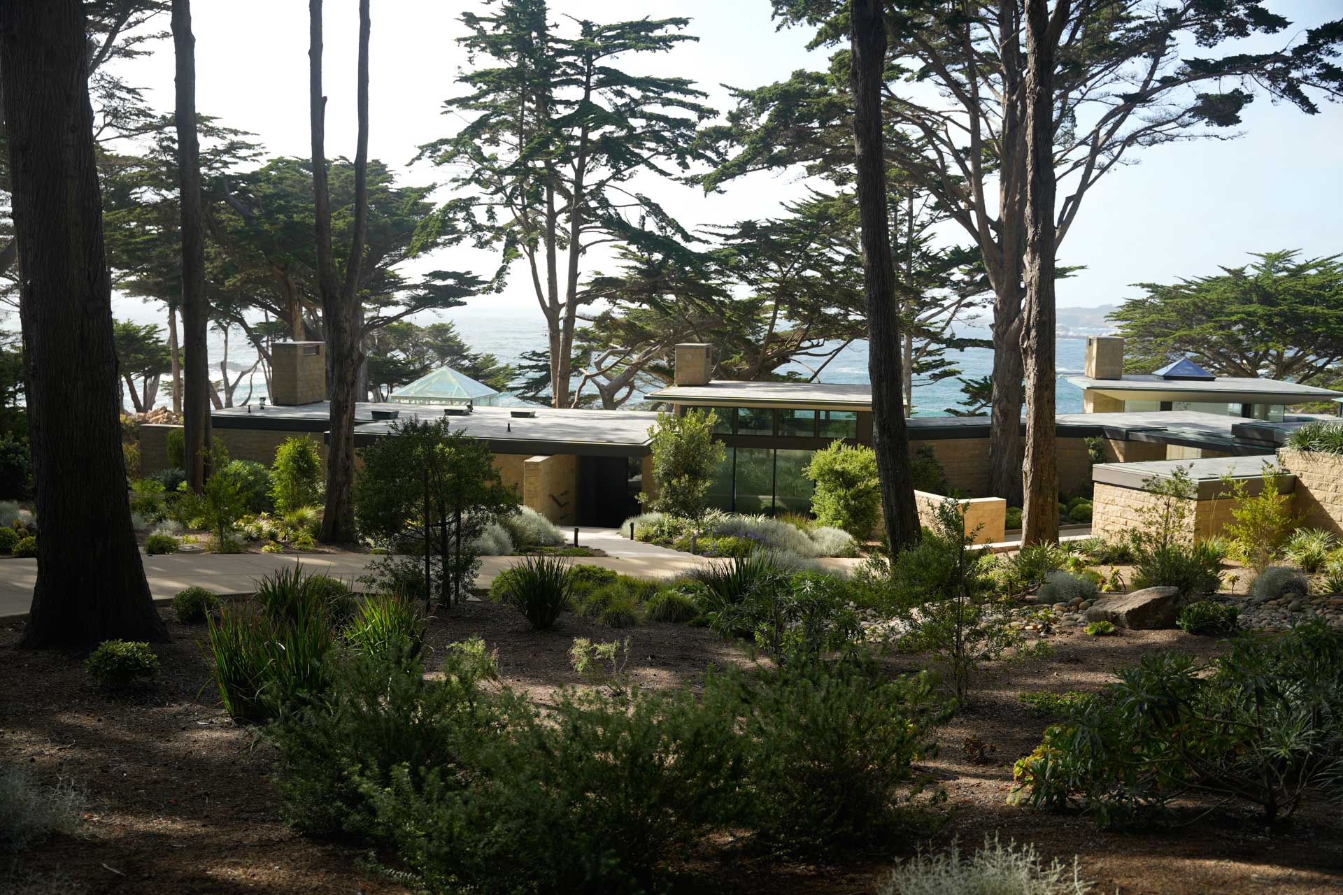 Monterey Pad Is First American “Range Rover House” Owners’ Hangout