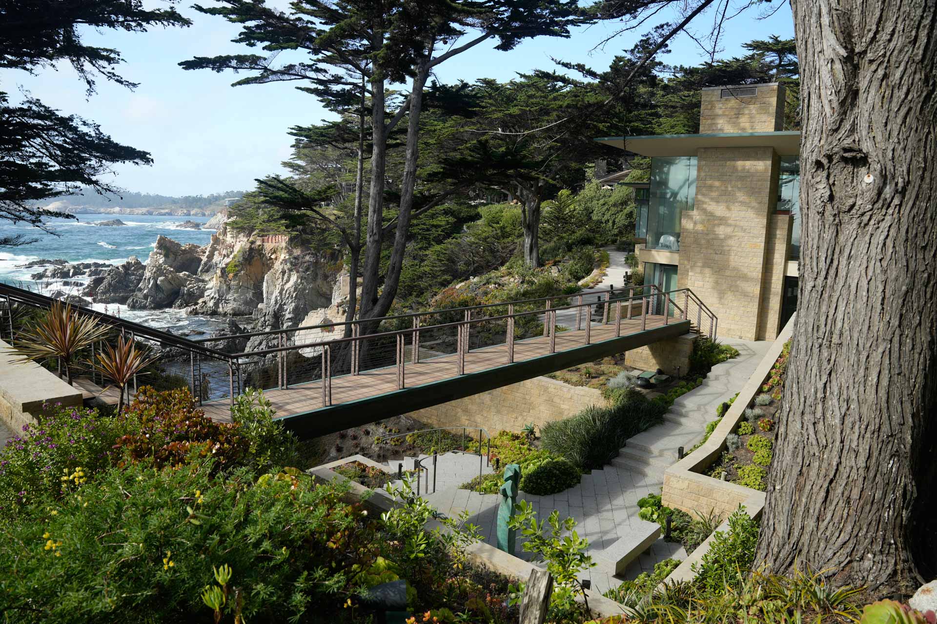 Monterey Pad Is First American “Range Rover House” Owners’ Hangout