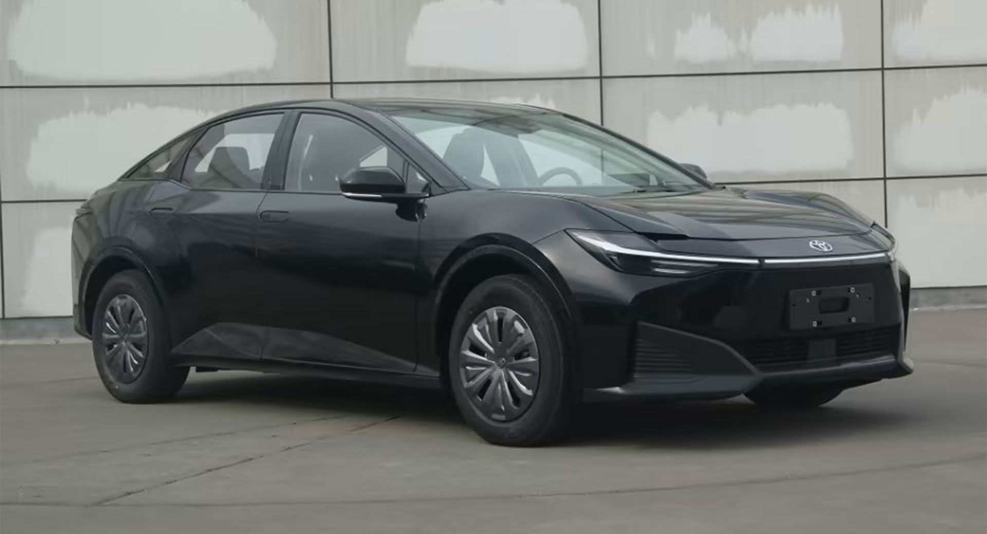 La berline électrique Toyota bZ3 2023 de production fait surface tôt en Chine
