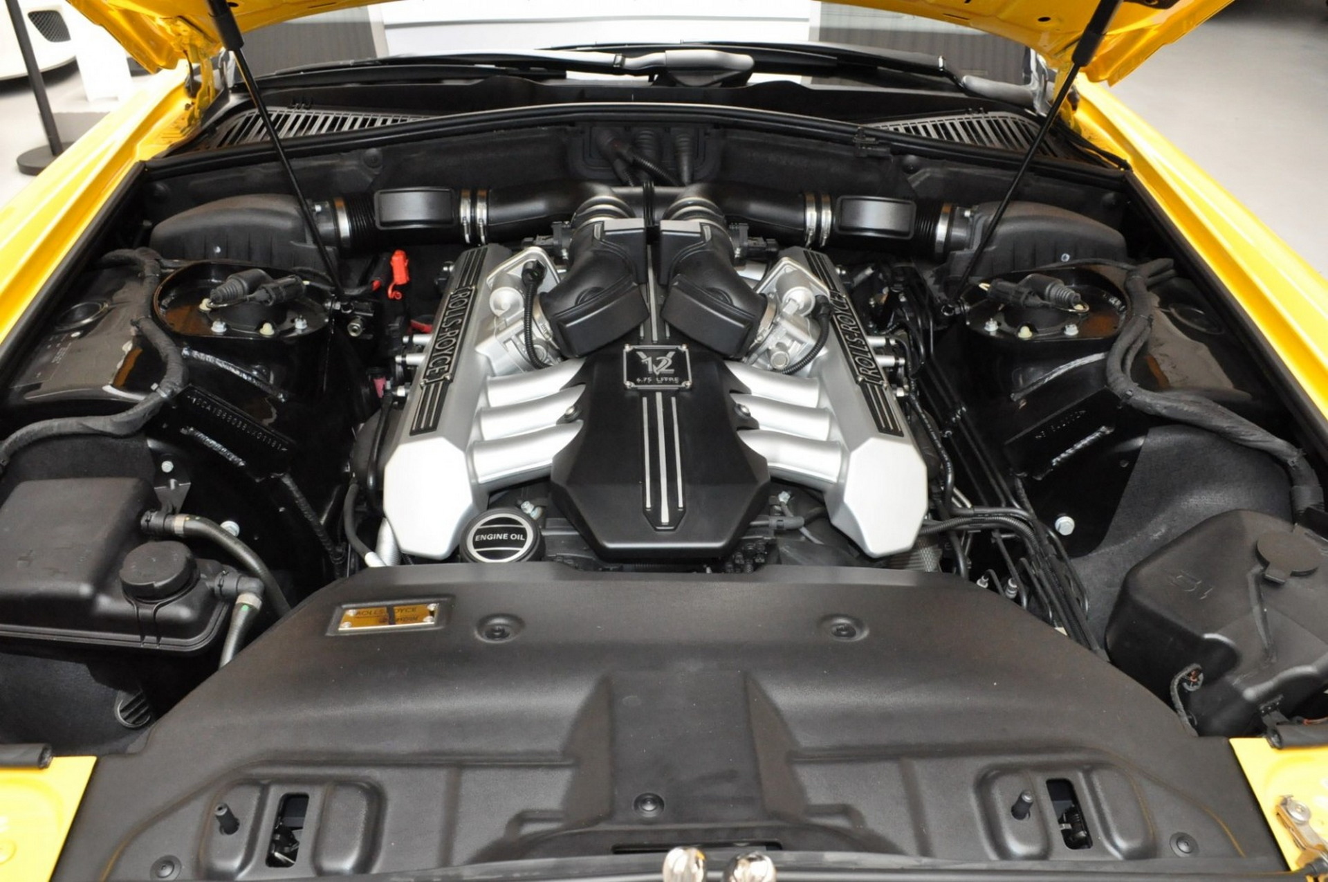 Bespoke Two-Tone Yellow Rolls-Royce Phantom Looks Like The World’s Most Luxurious Banana