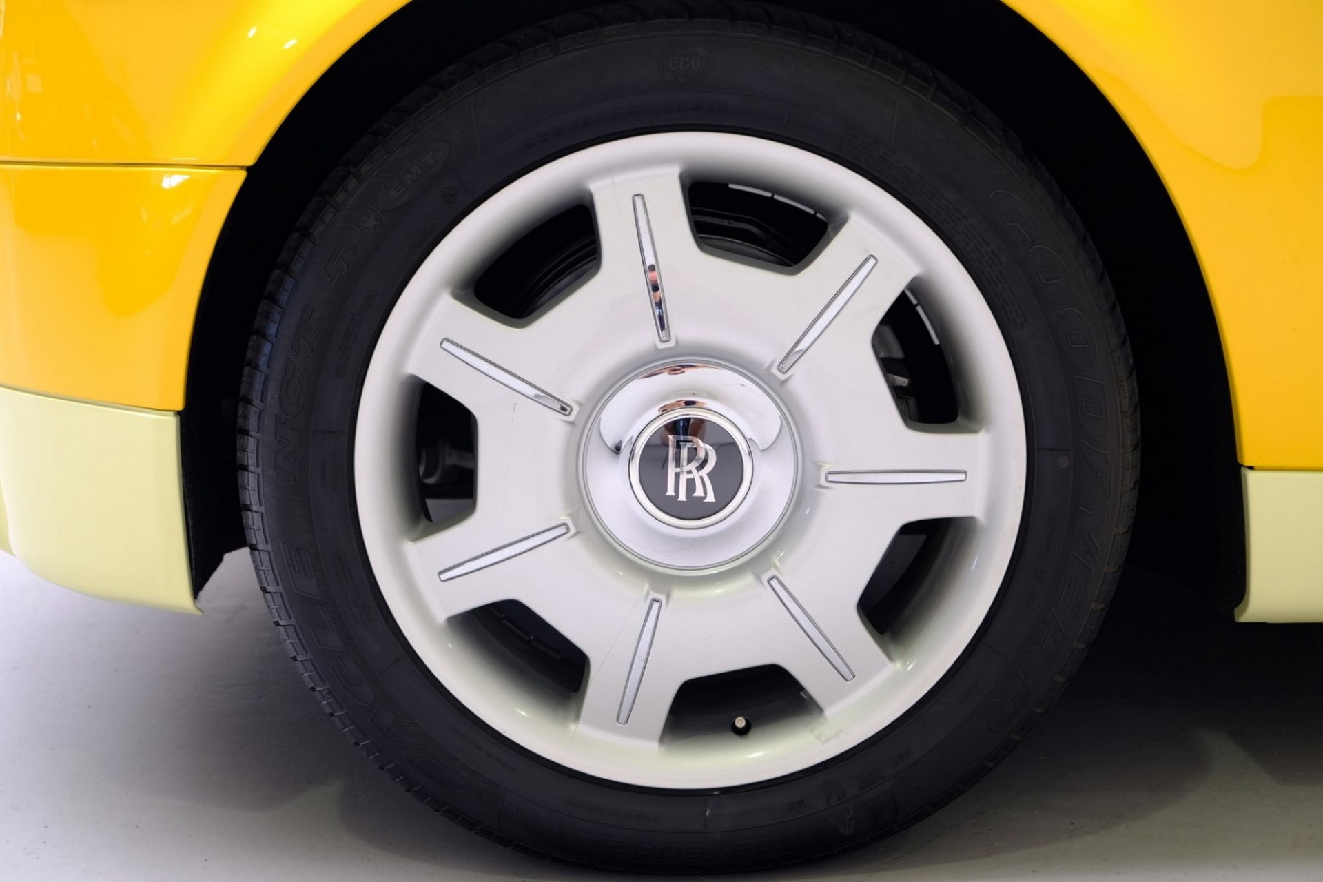 Bespoke Two-Tone Yellow Rolls-Royce Phantom Looks Like The World’s Most Luxurious Banana