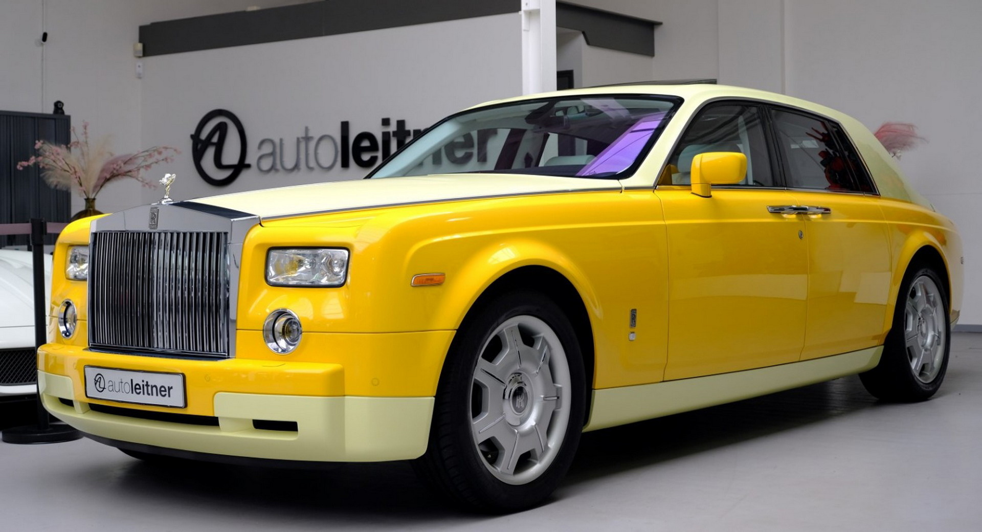 La Rolls-Royce Phantom jaune bicolore sur mesure ressemble à la banane la plus luxueuse du monde