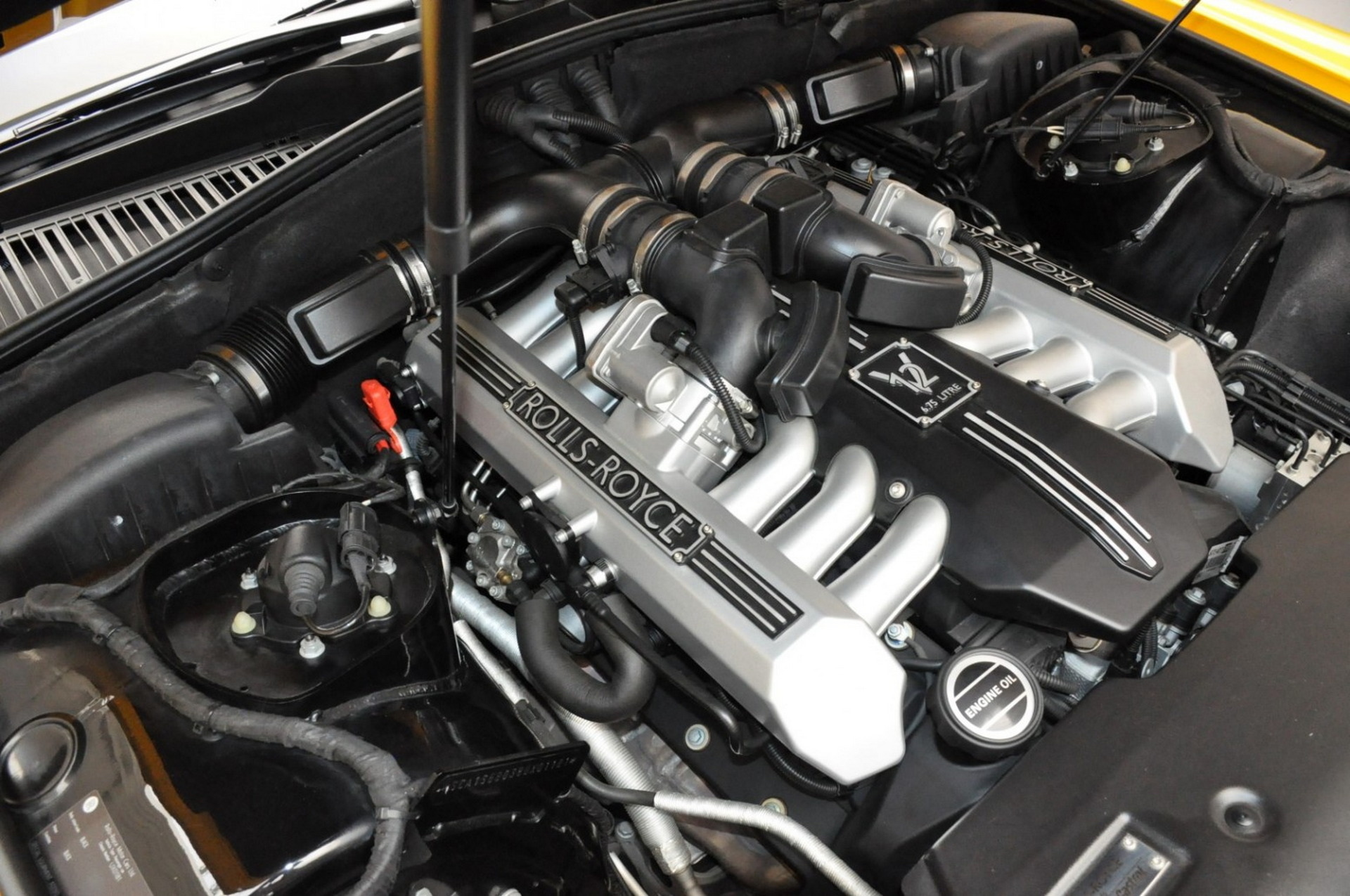 Bespoke Two-Tone Yellow Rolls-Royce Phantom Looks Like The World’s Most Luxurious Banana