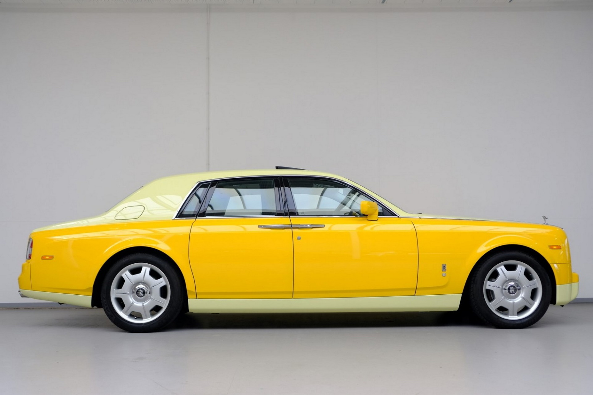 Bespoke Two-Tone Yellow Rolls-Royce Phantom Looks Like The World’s Most Luxurious Banana
