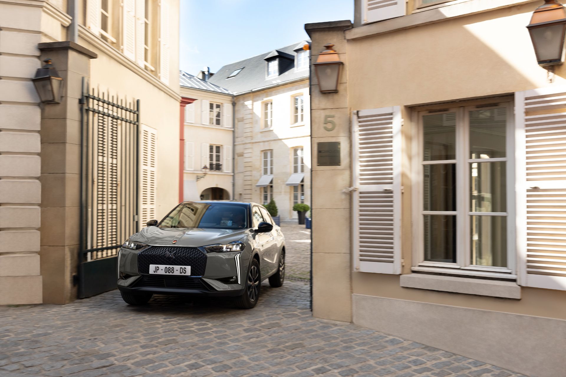 2022 DS 3 Facelift Brings Subtle Styling Tweaks, New Infotainment And Improved EV Powertrain