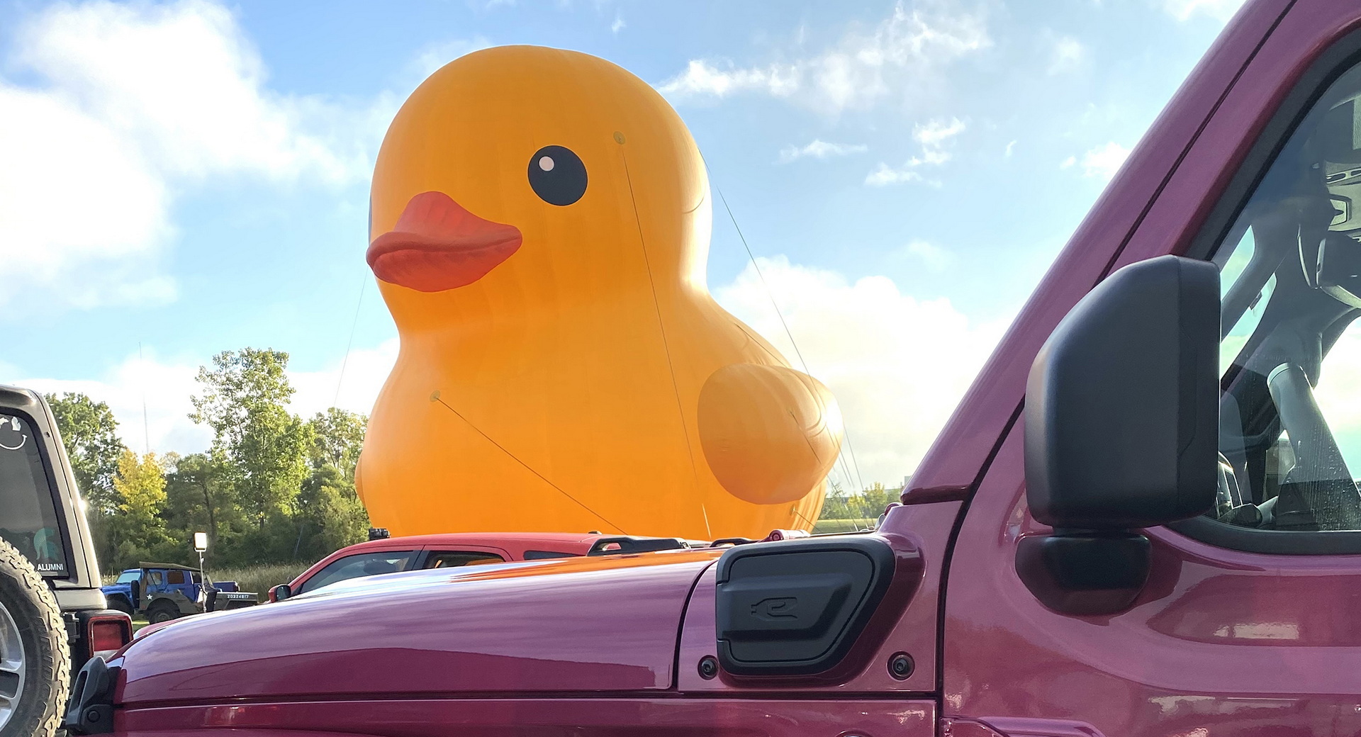 Esquive énorme !  Jeep présente le plus grand canard en caoutchouc du monde au Salon de l’auto de Détroit