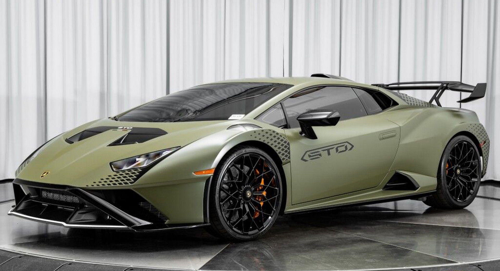 Lamborghini Huracan STO In Verde Turbine Matt rendra tout le monde vert de jalousie