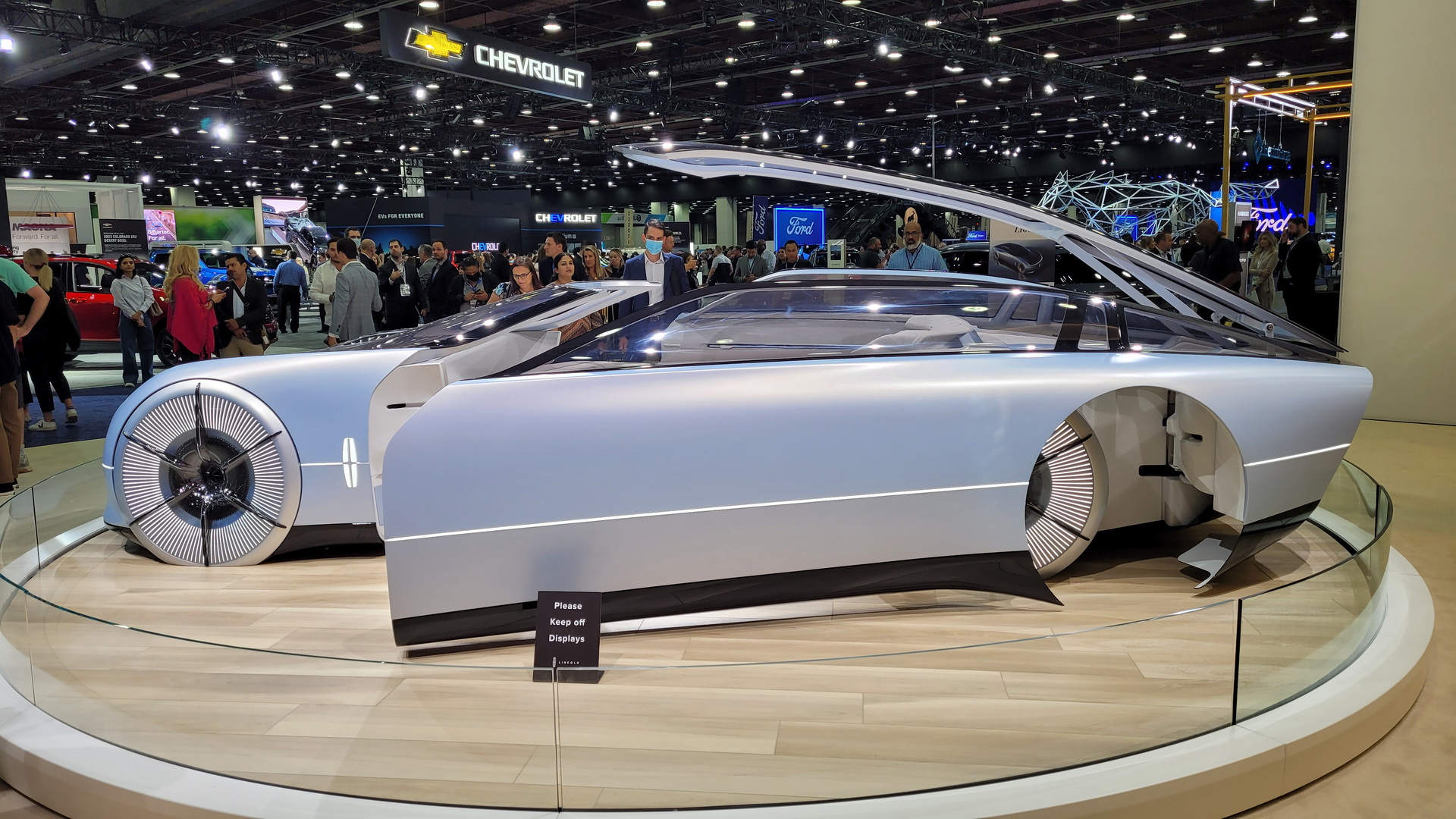 Lincoln’s Model L100 Ultra-Luxurious Concept EV Is A Visitor From The Future