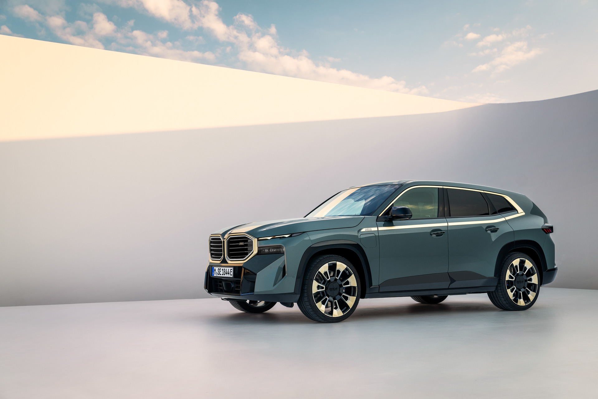 2023 BMW XM Is A 644 HP Hybrid Super-SUV; $185k Label Red With 735 HP Follows Next Summer