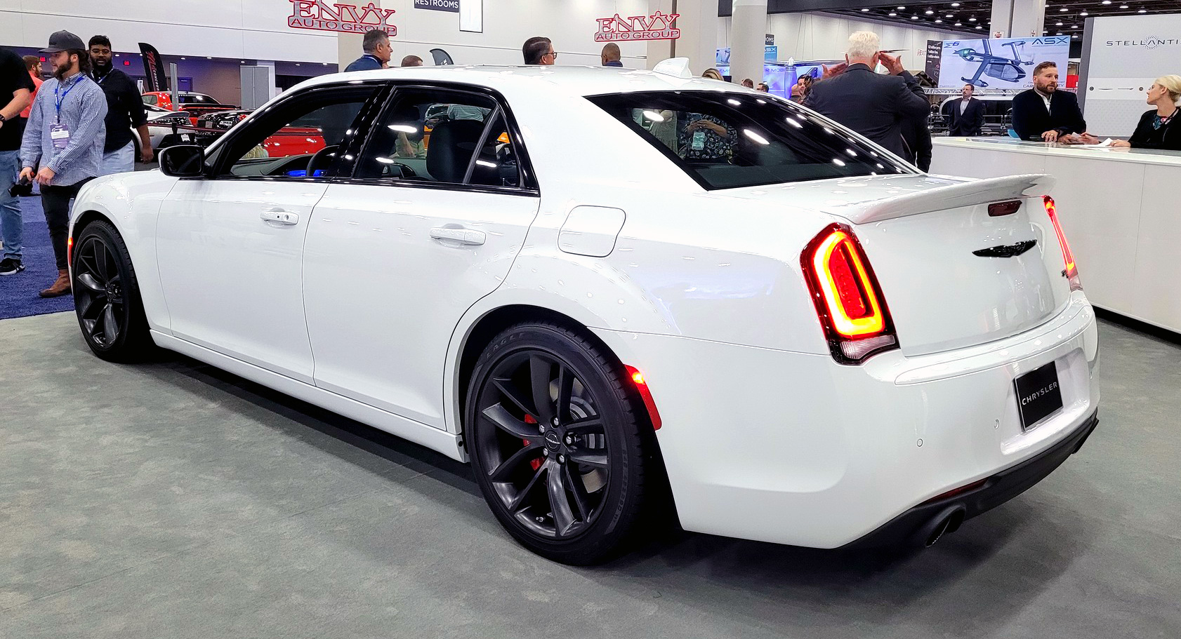 A Look Inside the 2023 Chrysler 300